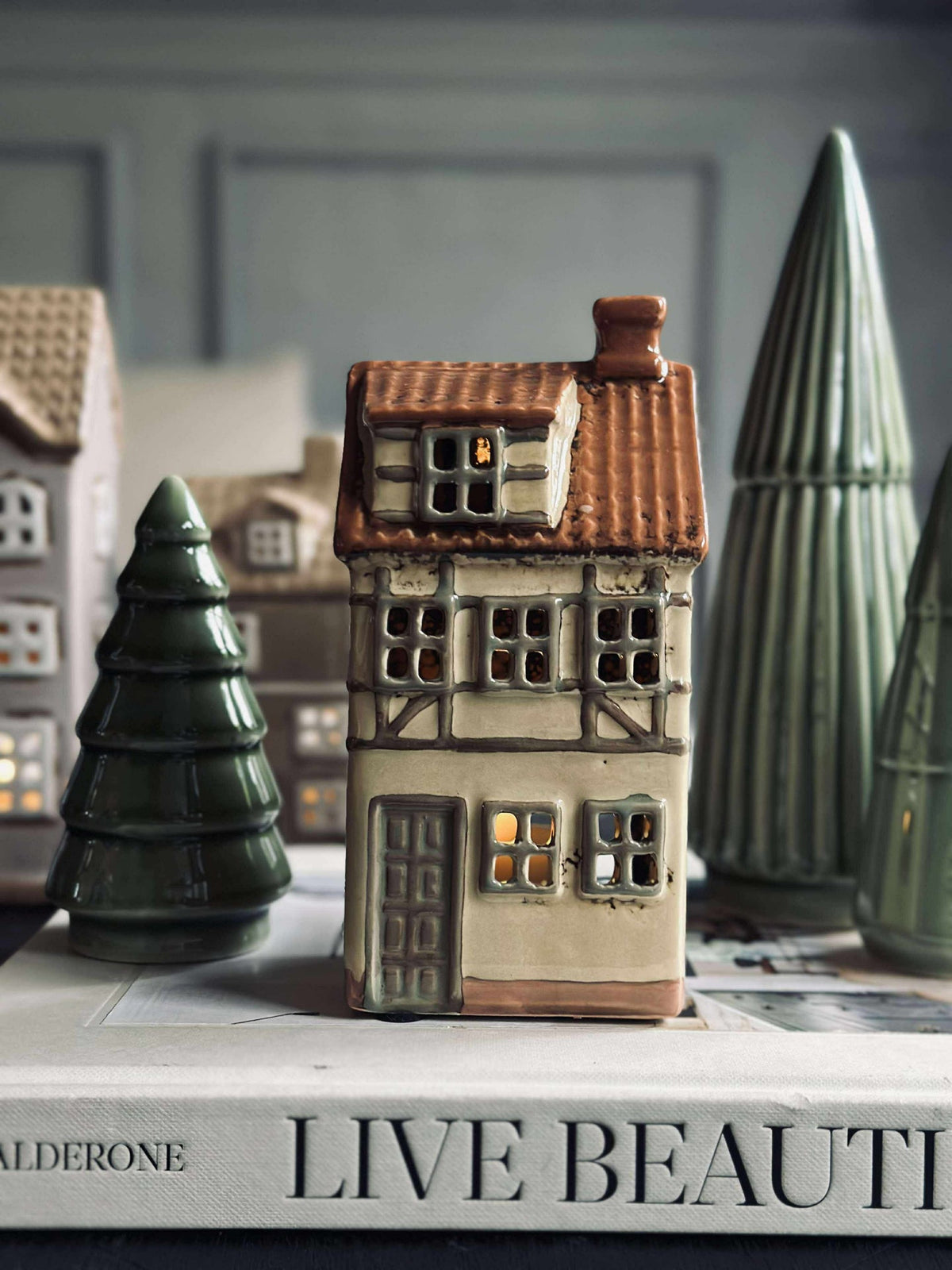 Lichthaus aus Keramik im Fachwerk-Look
