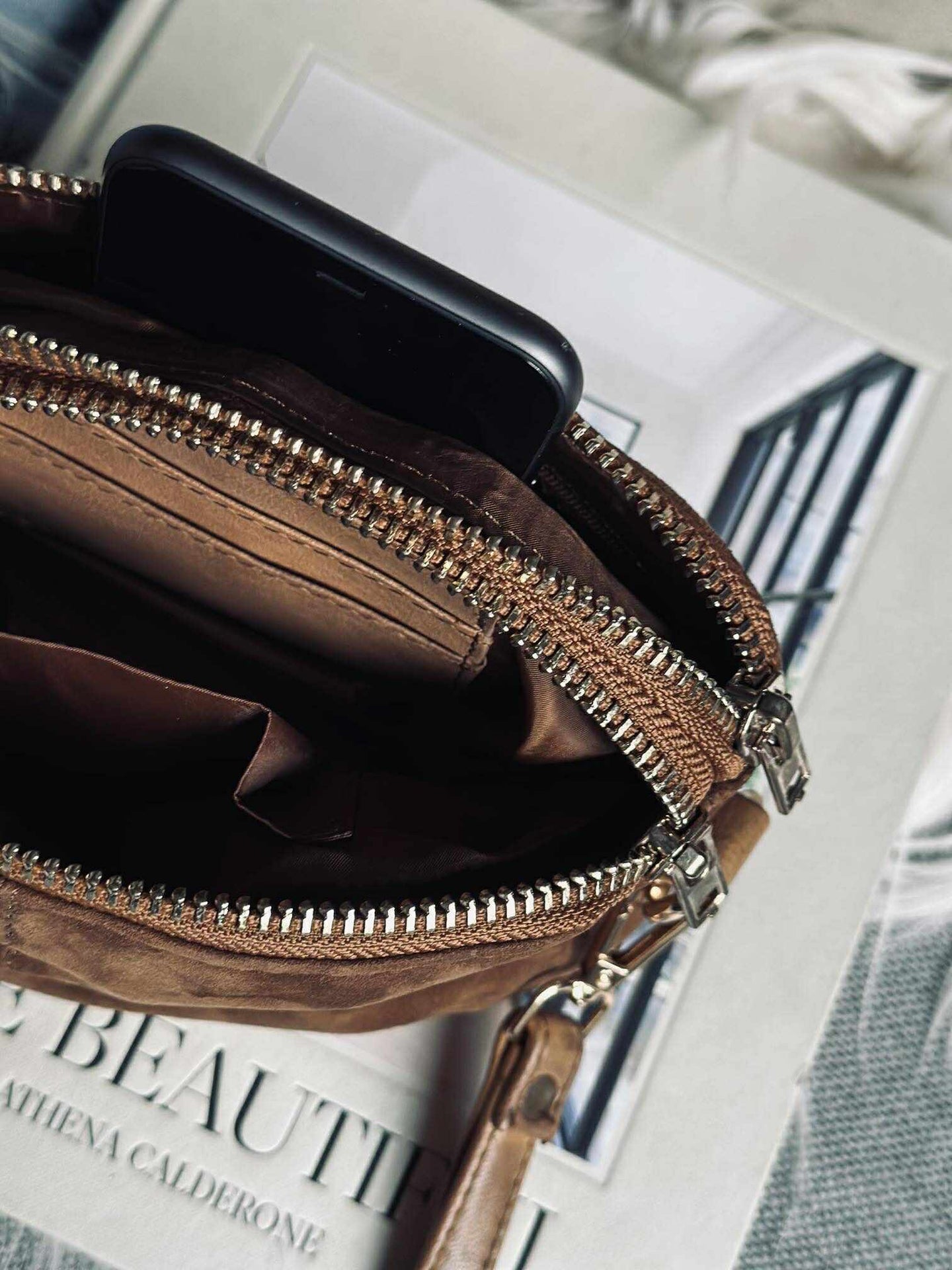 Crossbody-Clutch ALICE - Veloursleder caramel