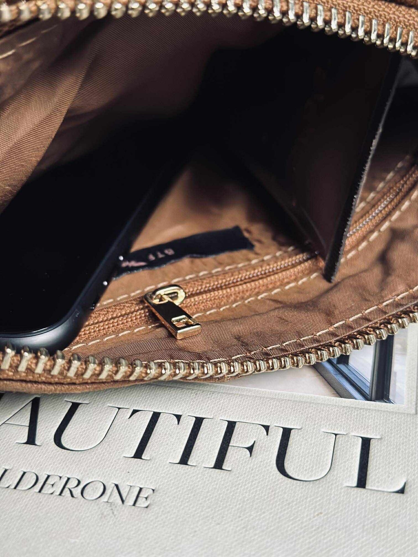 Crossbody-Clutch ALICE - Veloursleder caramel