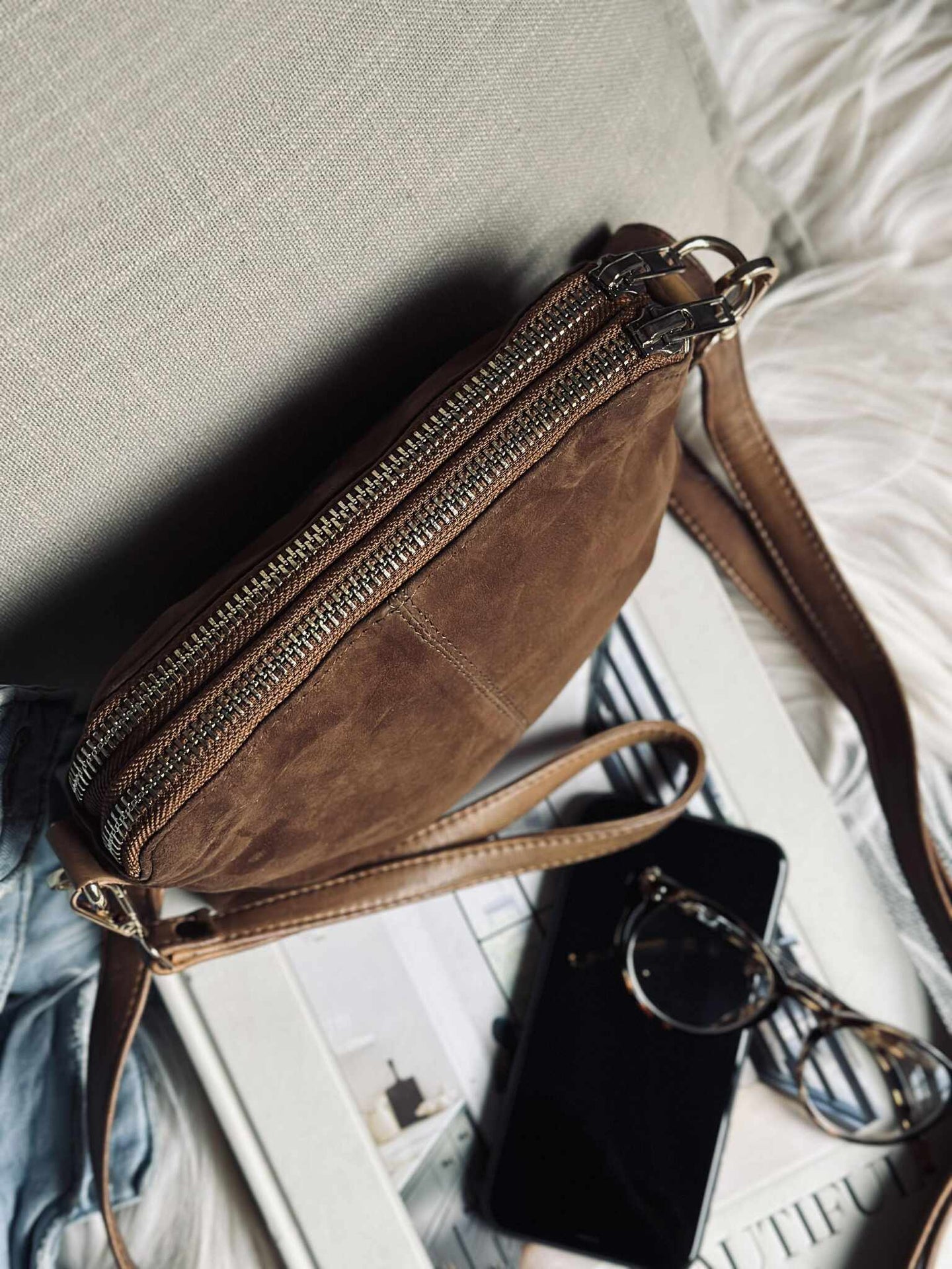 Crossbody-Clutch ALICE - Veloursleder caramel