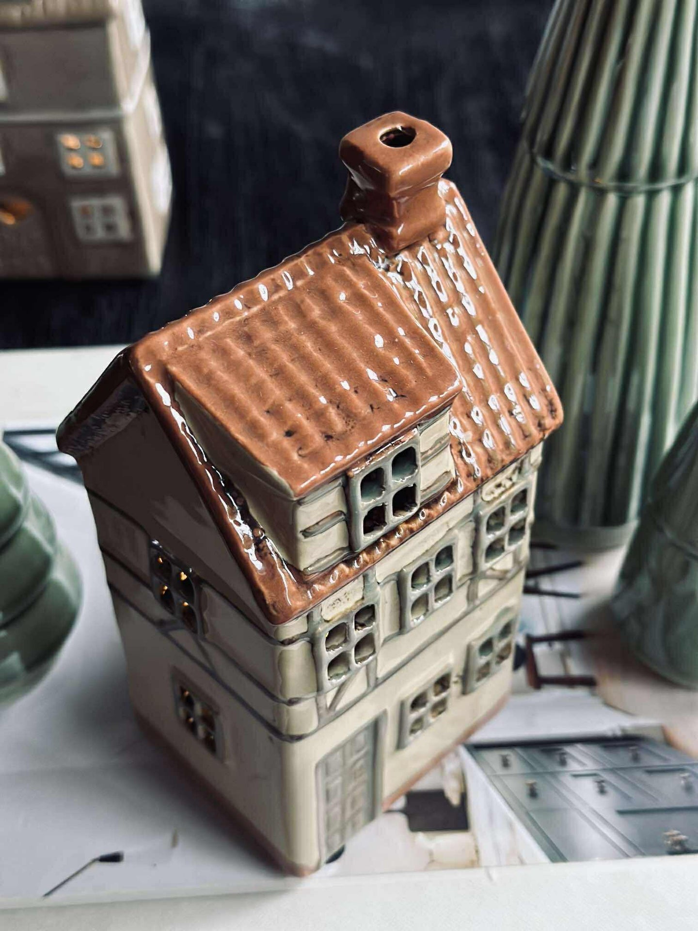 Lichthaus aus Keramik im Fachwerk-Look