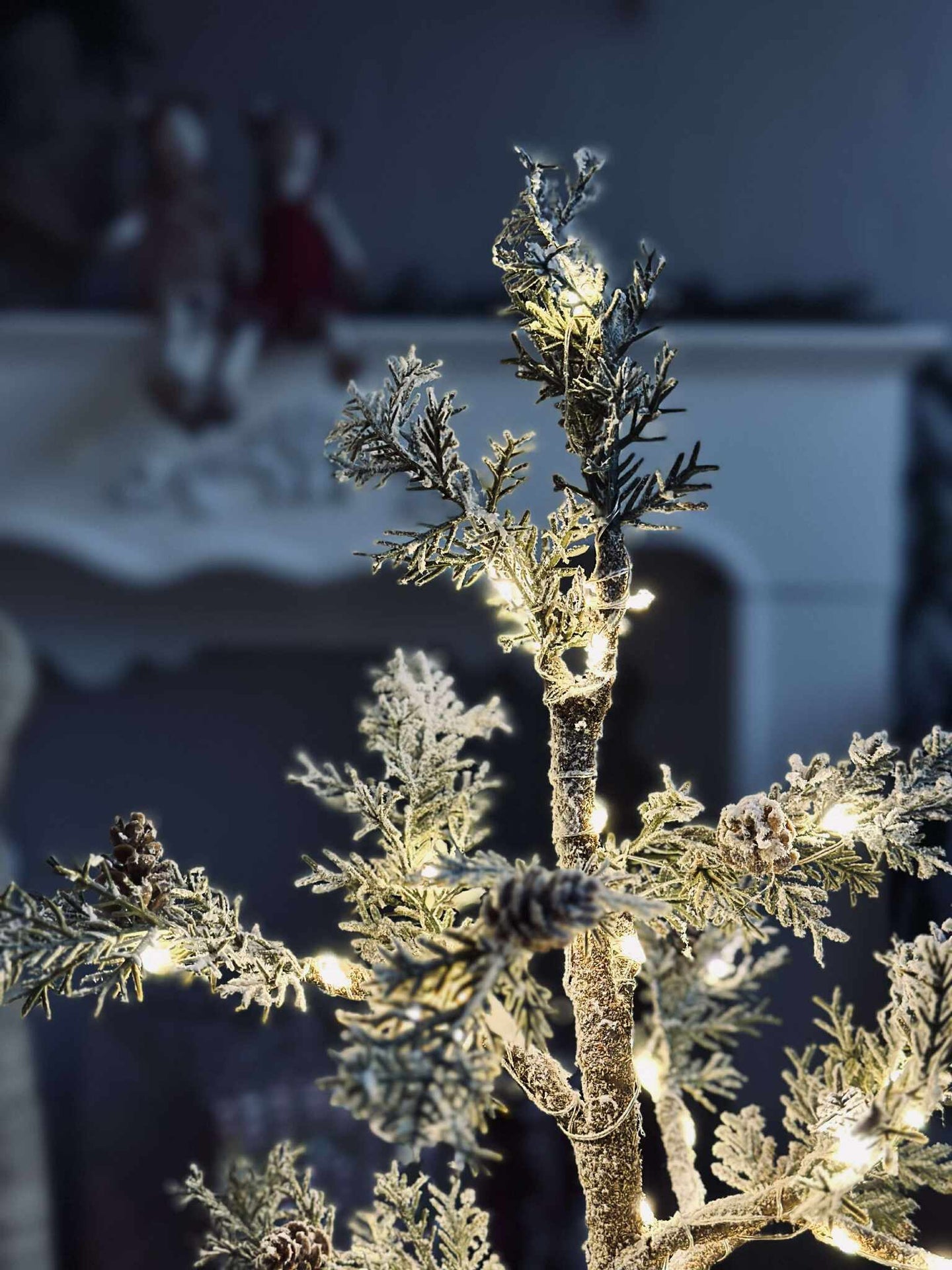 Baum mit Zapfen und Lichterkette