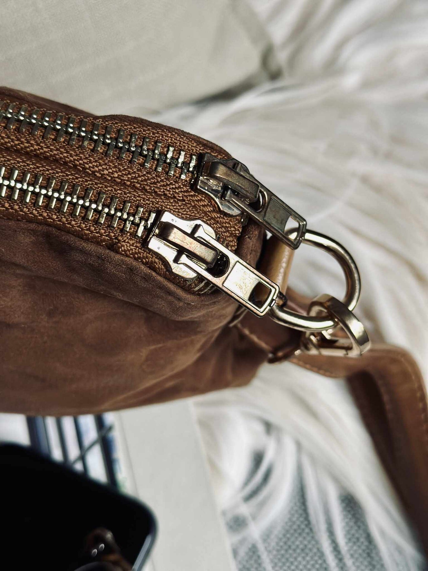 Crossbody-Clutch ALICE - Veloursleder caramel