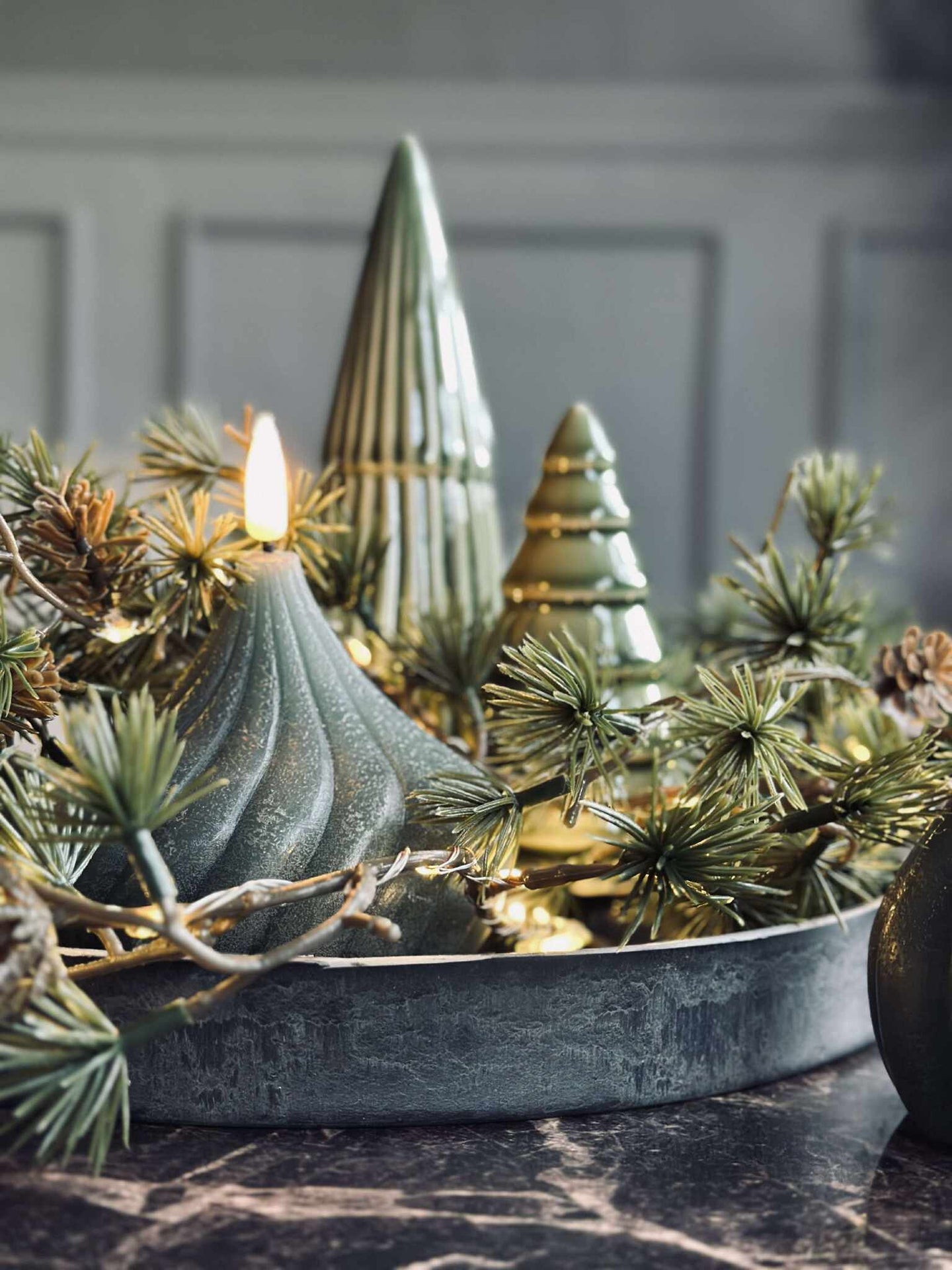 Lichterkette mit kleinen Zapfen