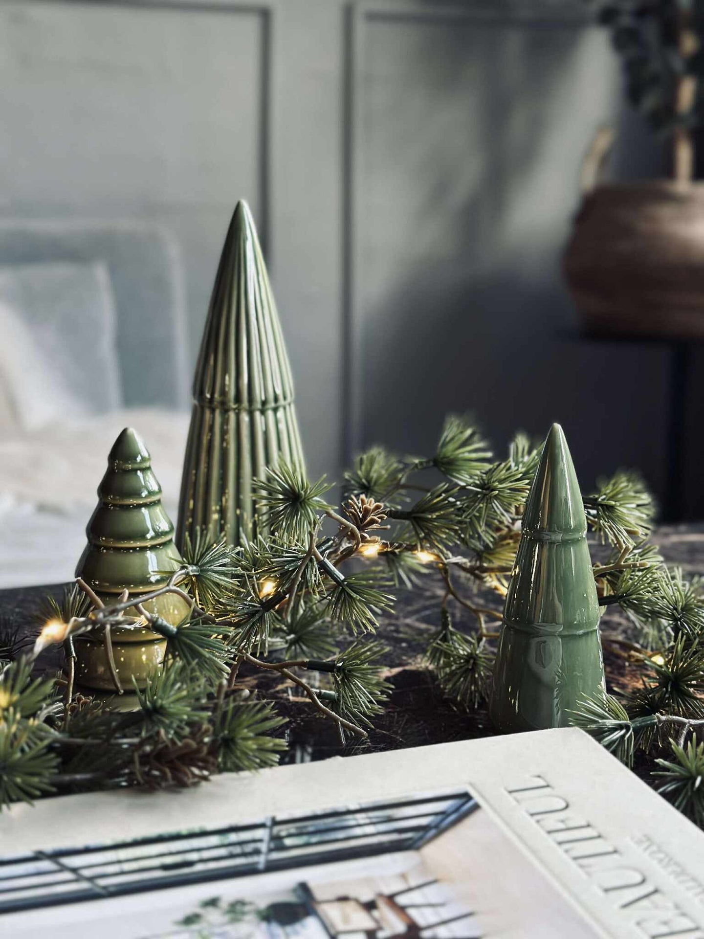 Lichterkette mit kleinen Zapfen