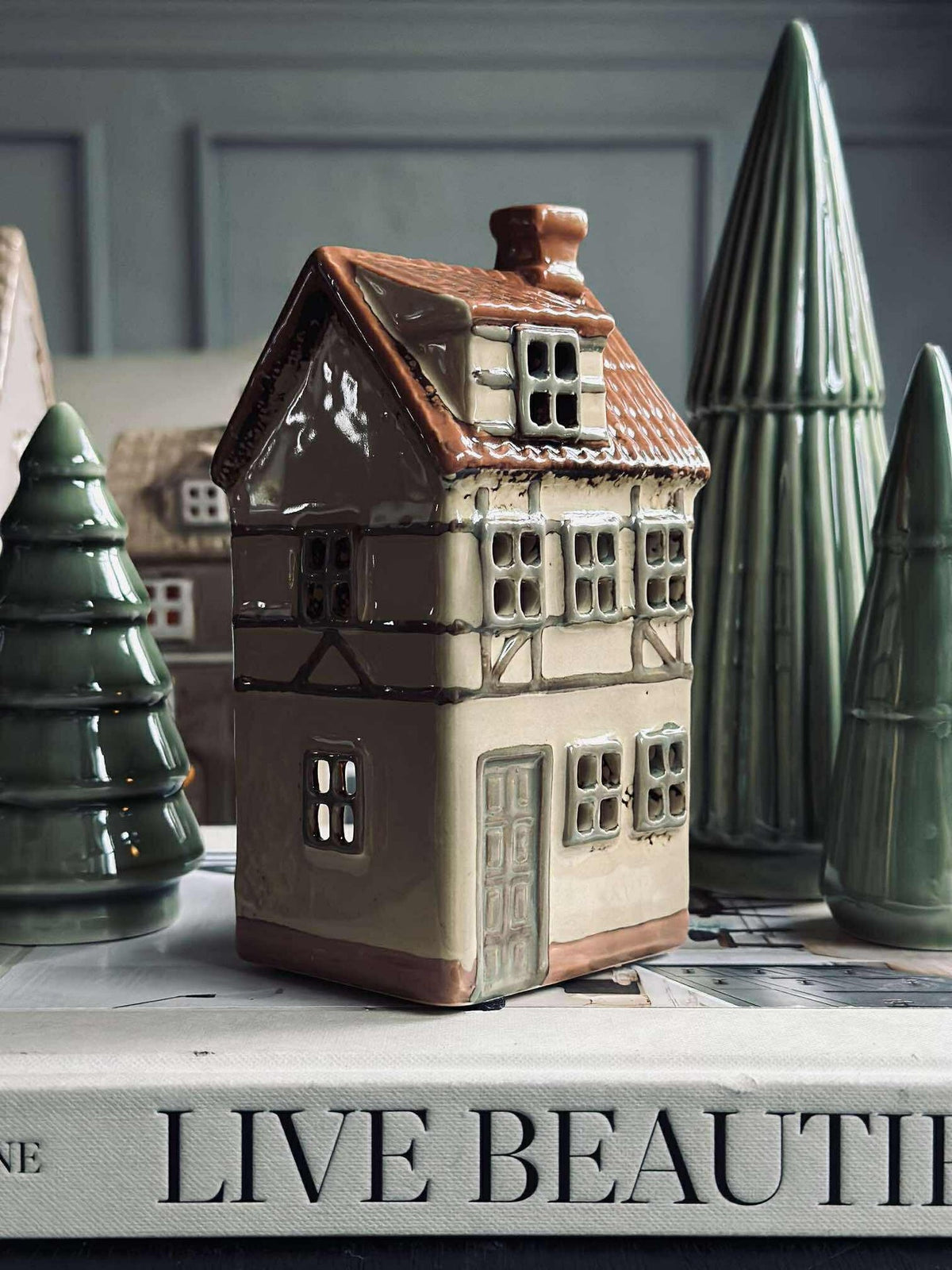 Lichthaus aus Keramik im Fachwerk-Look