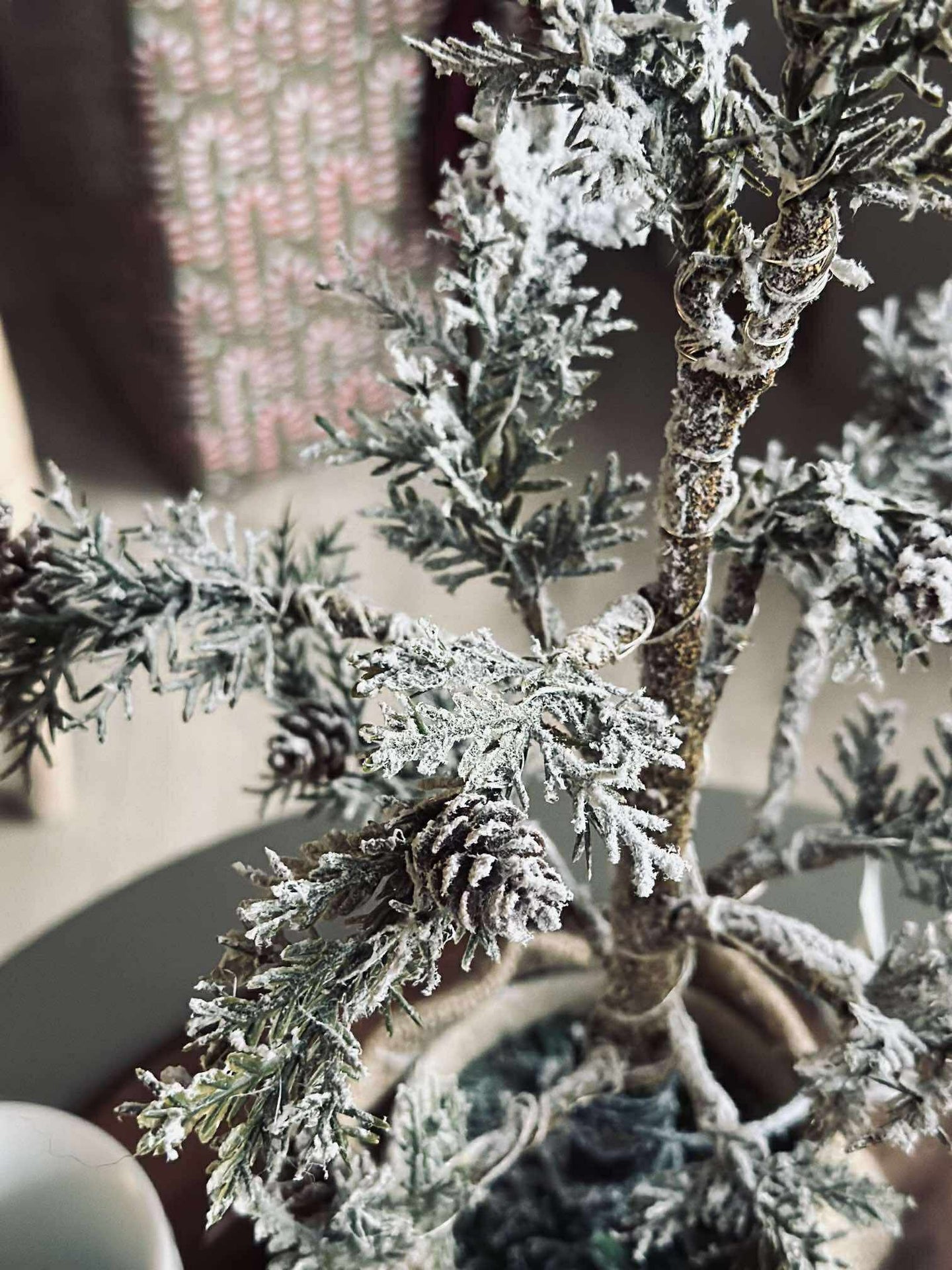 Baum mit Zapfen und Lichterkette