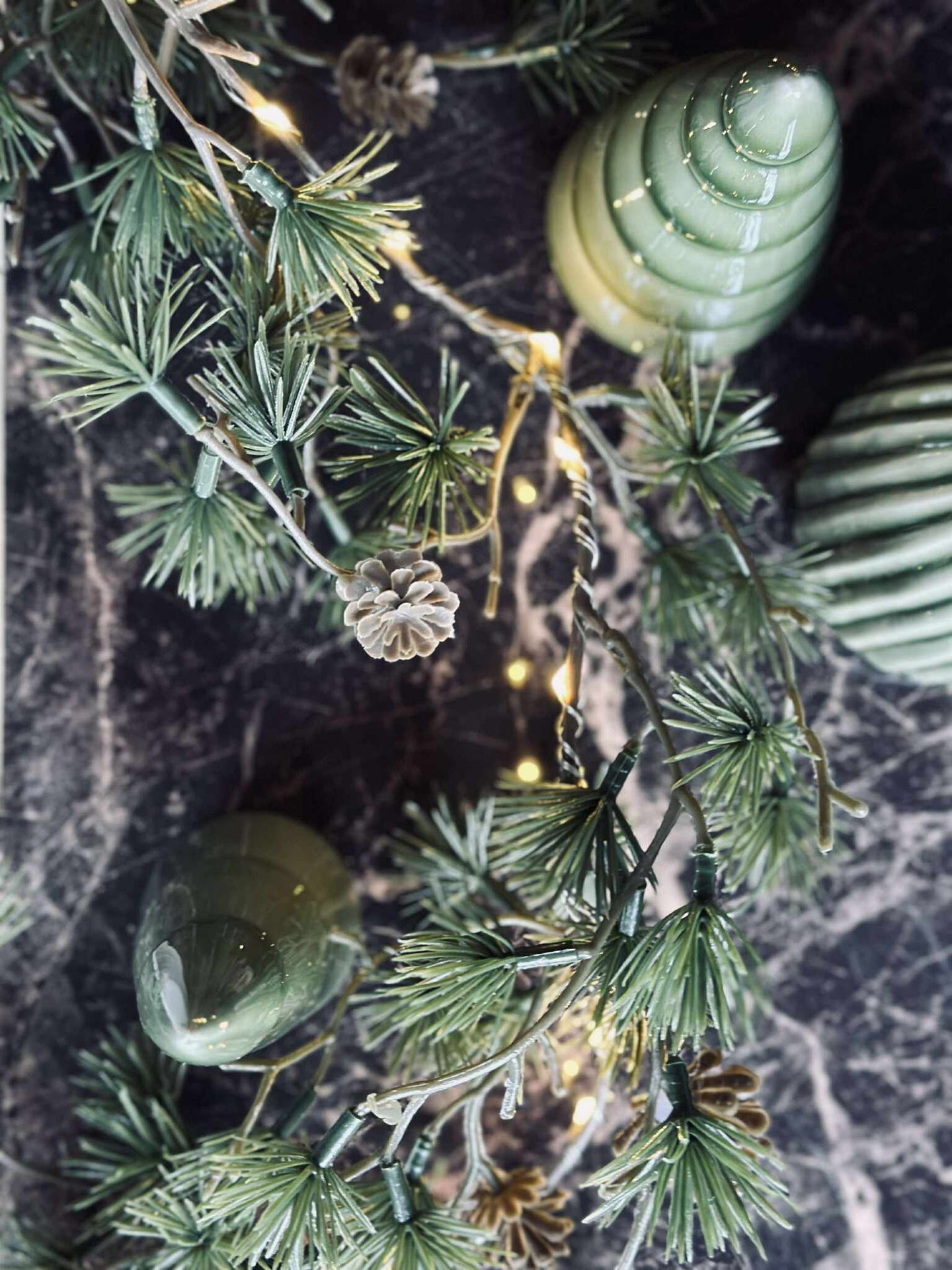 Lichterkette mit kleinen Zapfen