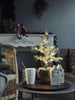 Baum mit Zapfen und Lichterkette