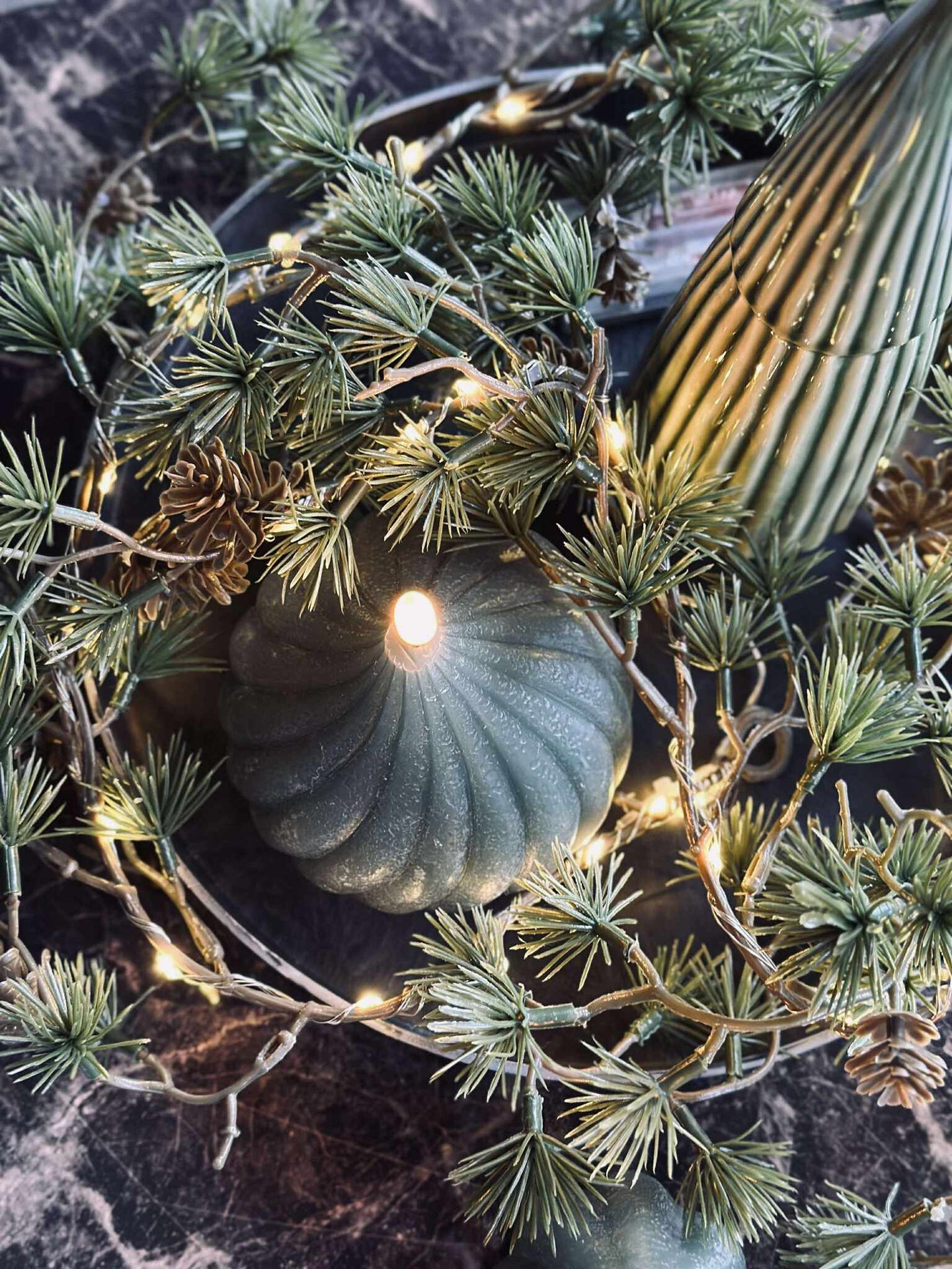 Lichterkette mit kleinen Zapfen