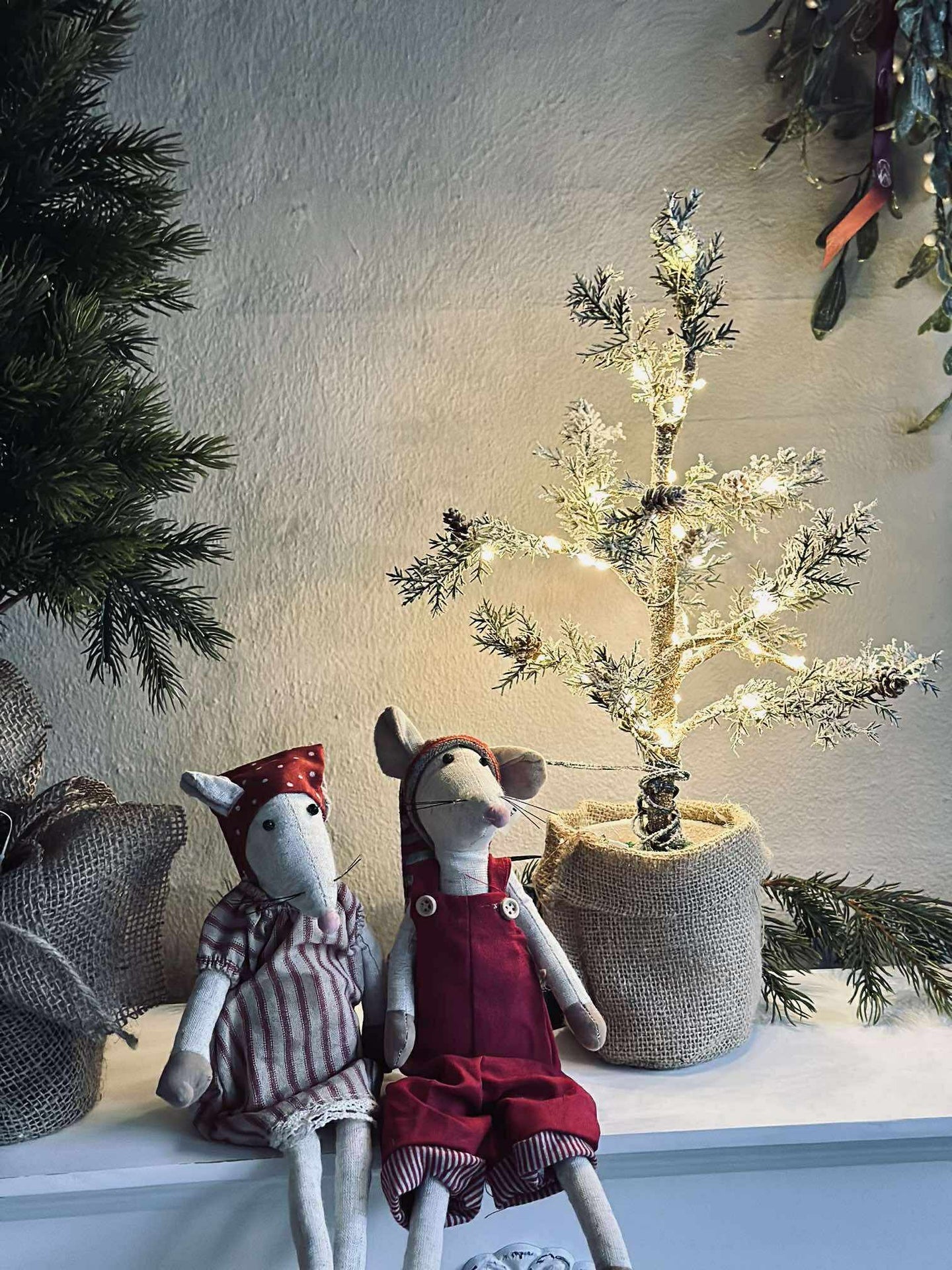 Baum mit Zapfen und Lichterkette