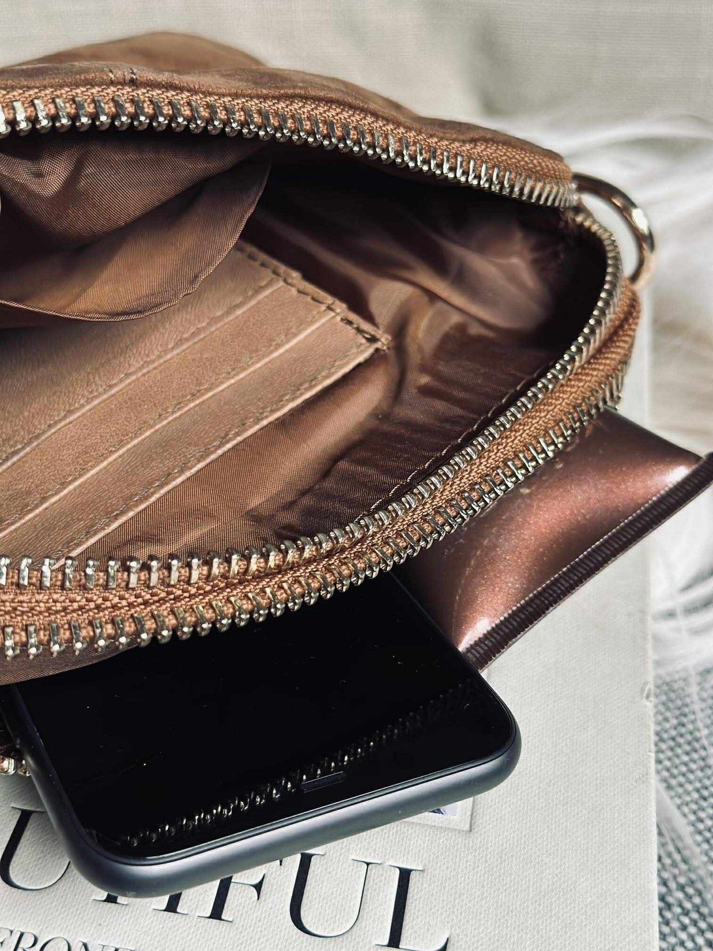 Crossbody-Clutch ALICE - Veloursleder caramel