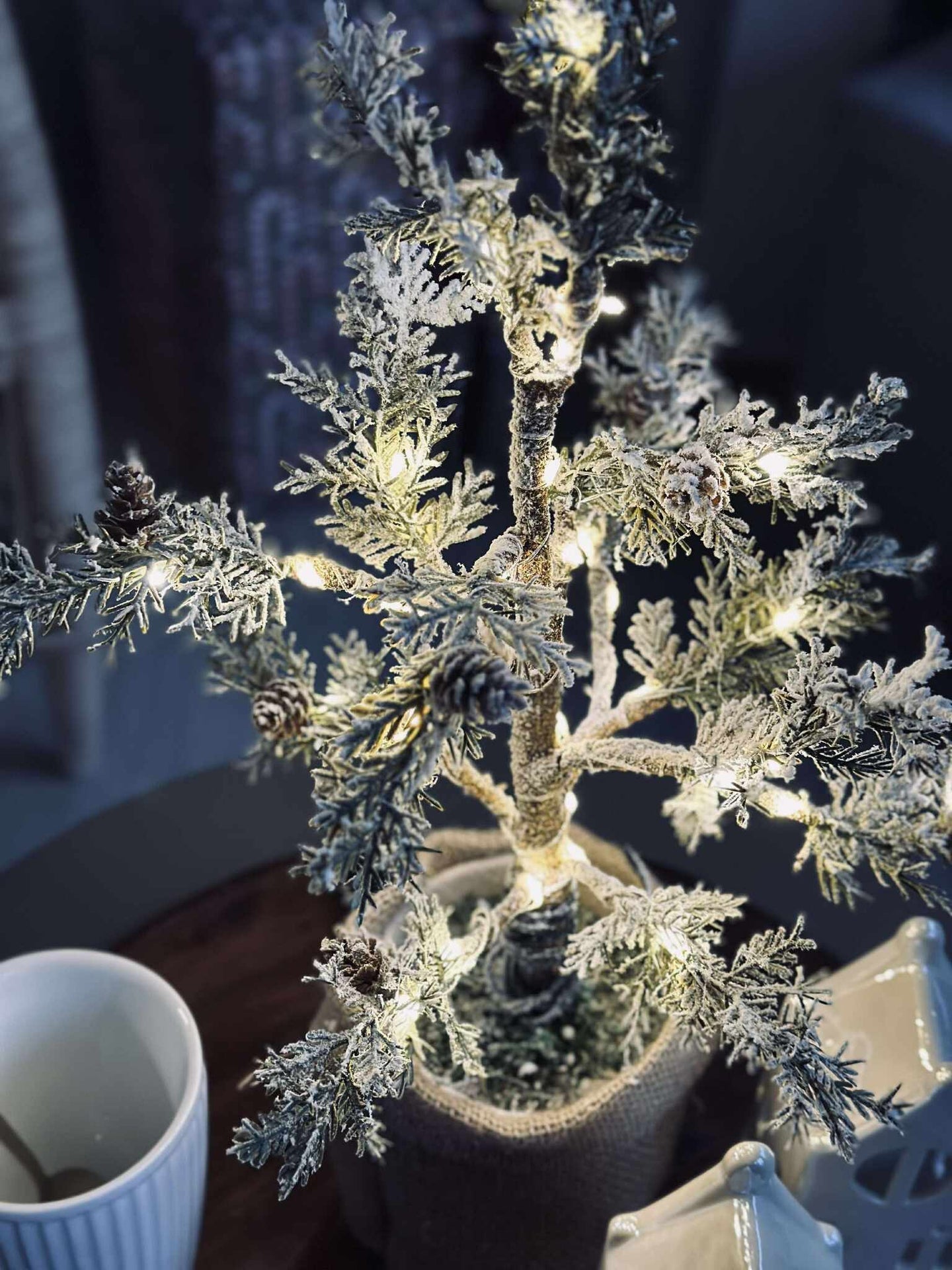 Baum mit Zapfen und Lichterkette