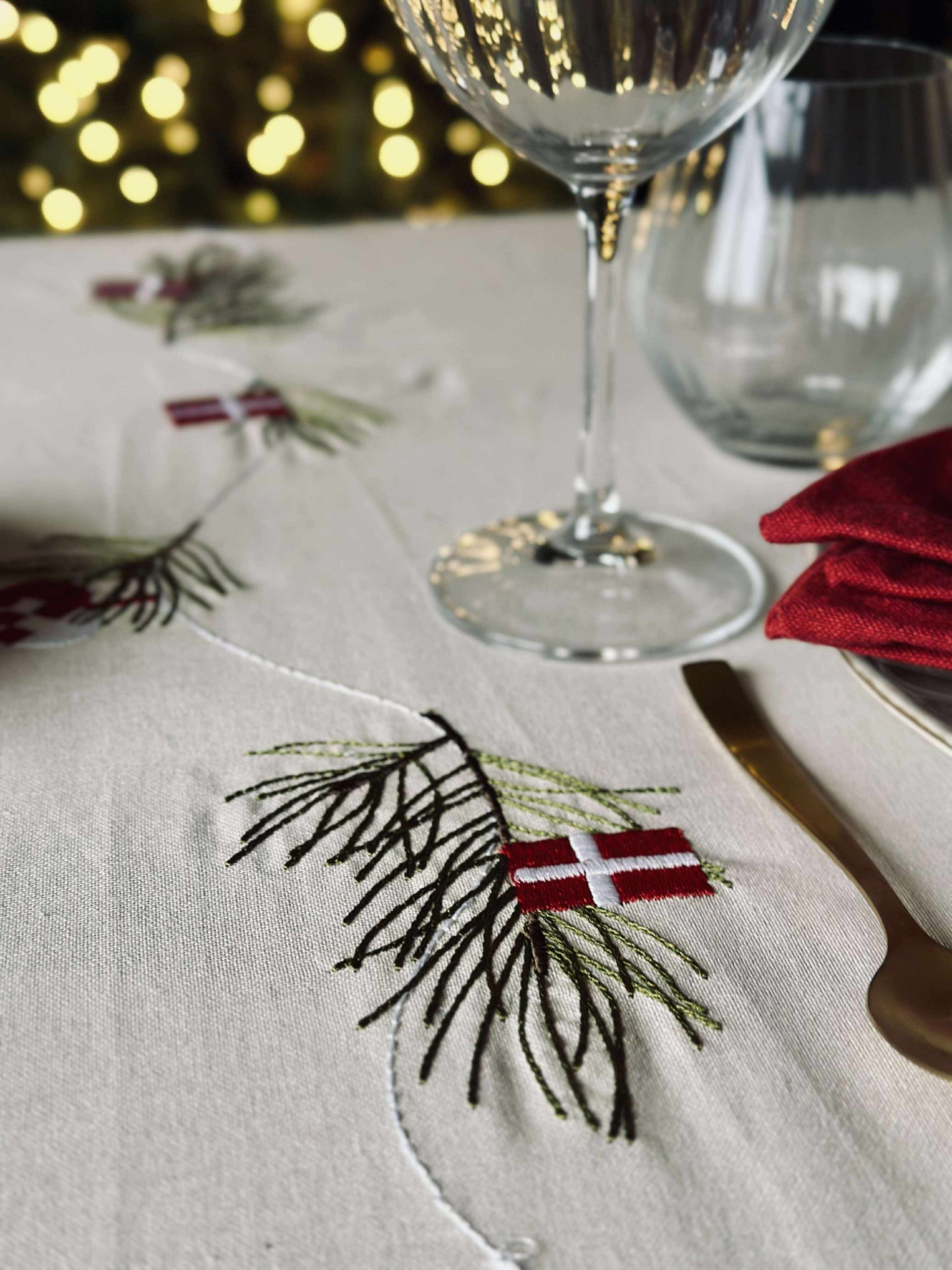 Weihnachtstischdecke 140 x 240 - Dänische Weihnacht mit Flaggen und Weihnachtsherzen