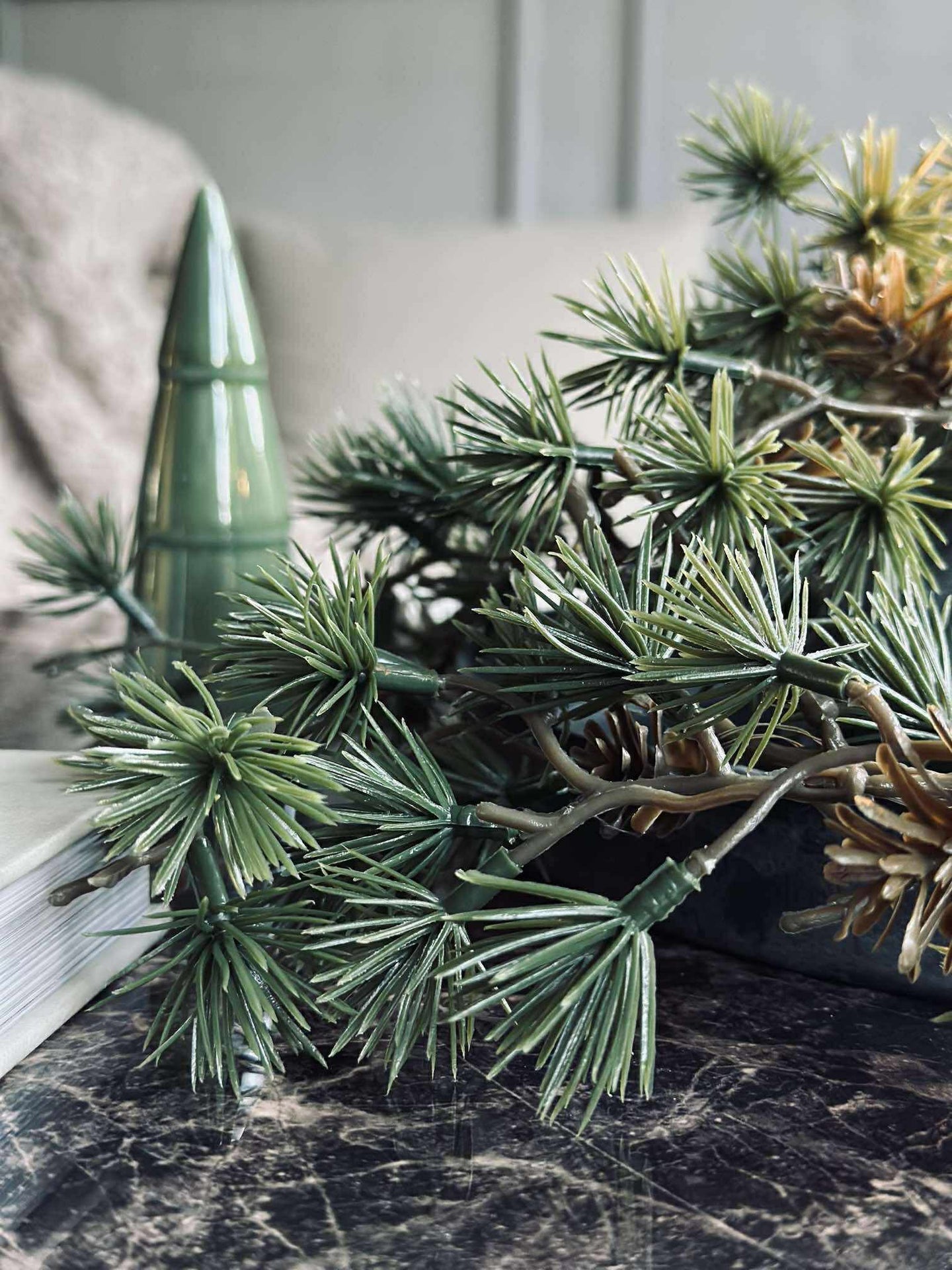 Lichterkette mit kleinen Zapfen