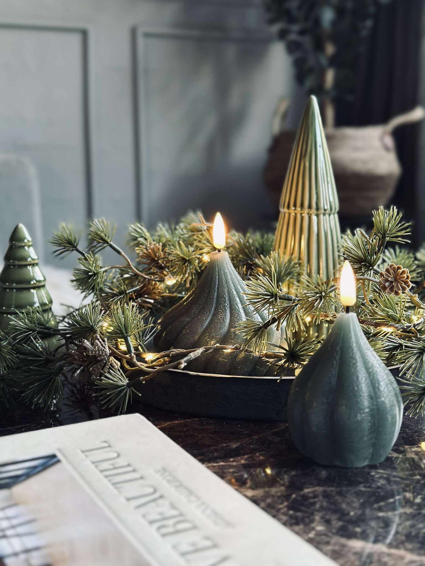 Lichterkette mit kleinen Zapfen
