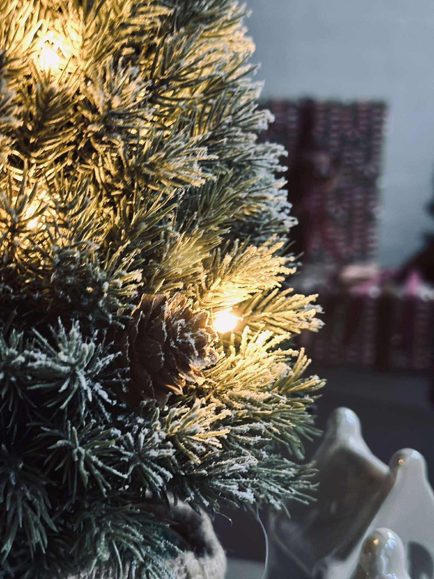 Baum mit Lichterkette