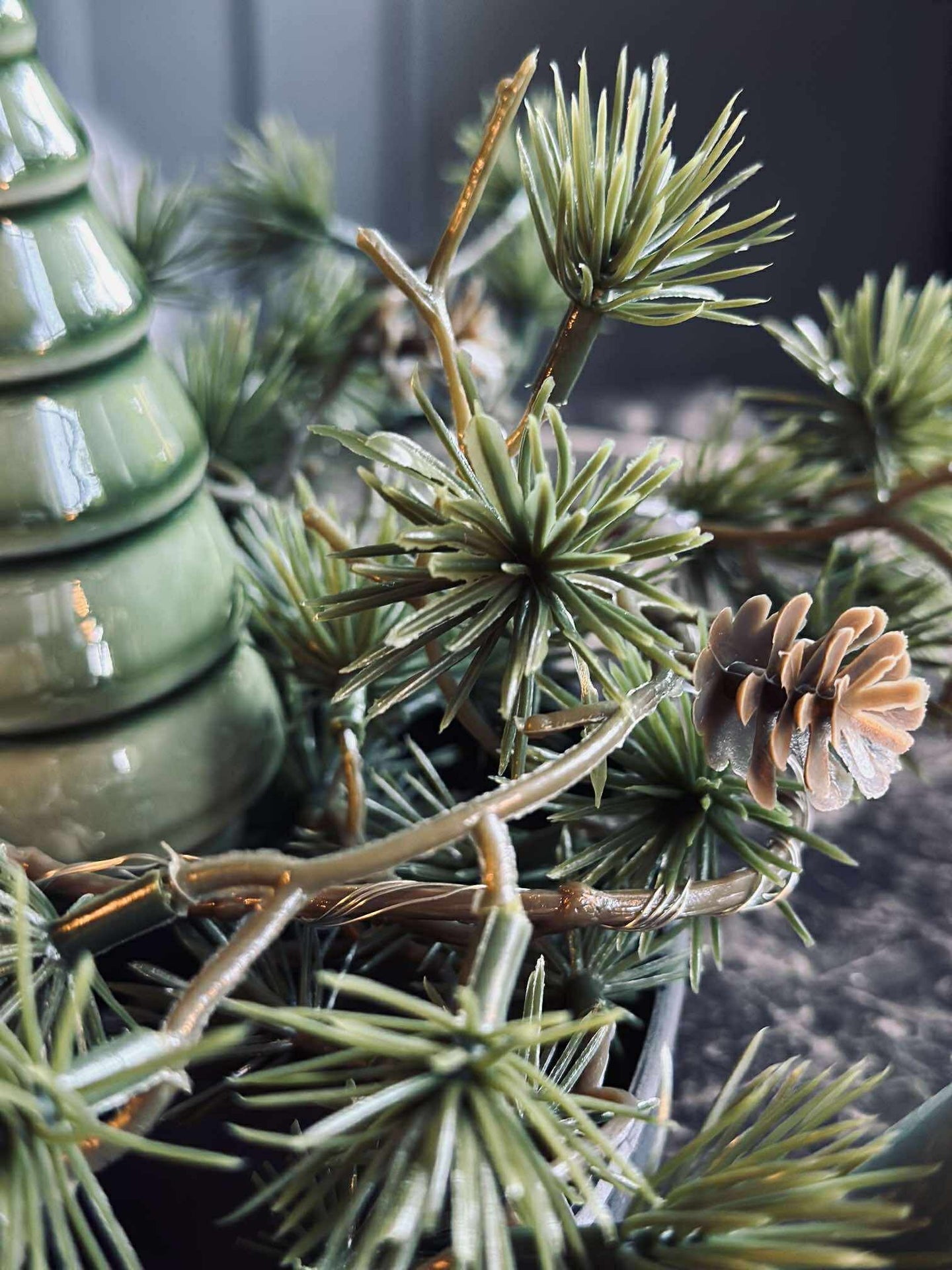 Lichterkette mit kleinen Zapfen