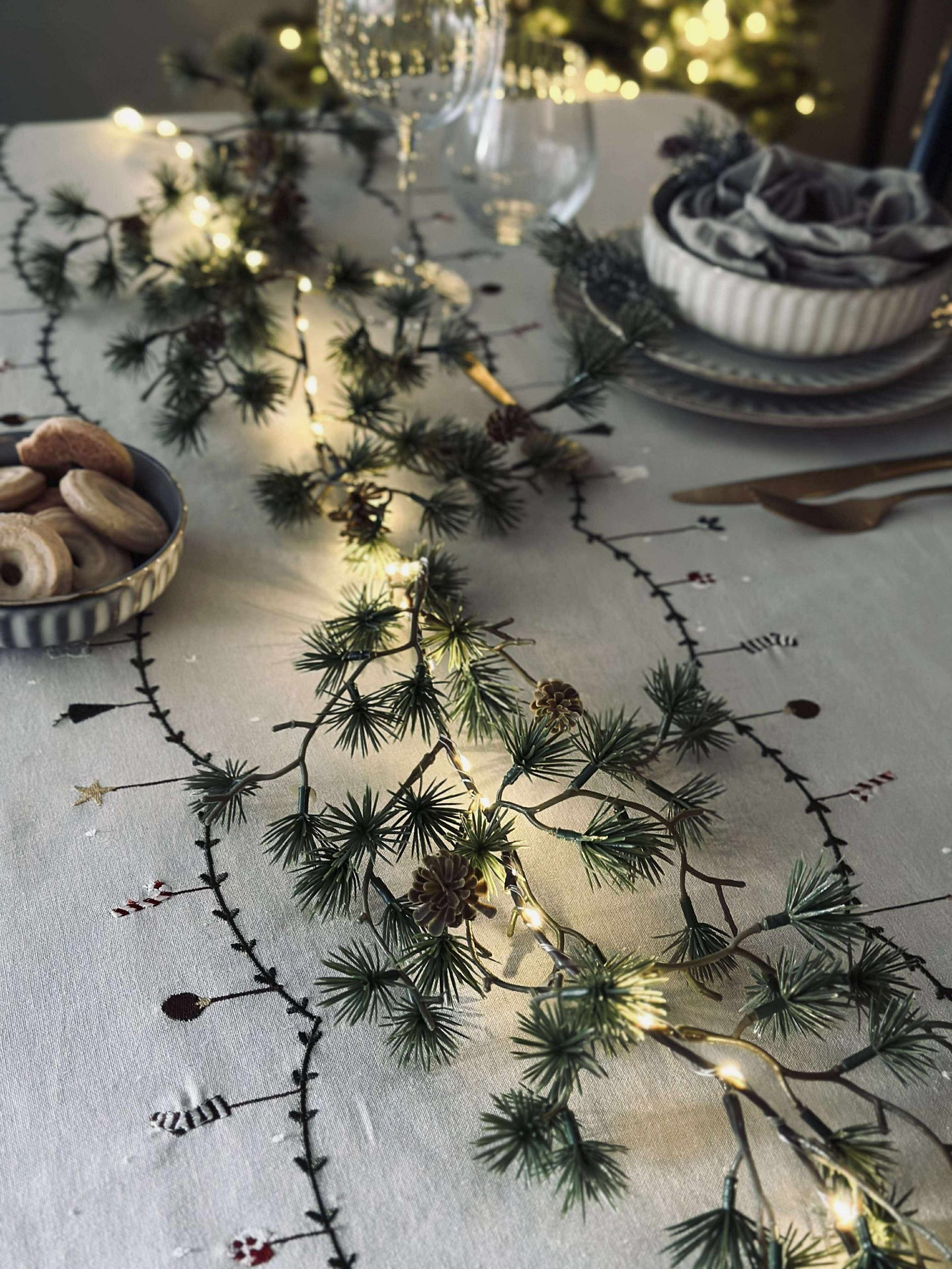 Lichterkette mit kleinen Zapfen