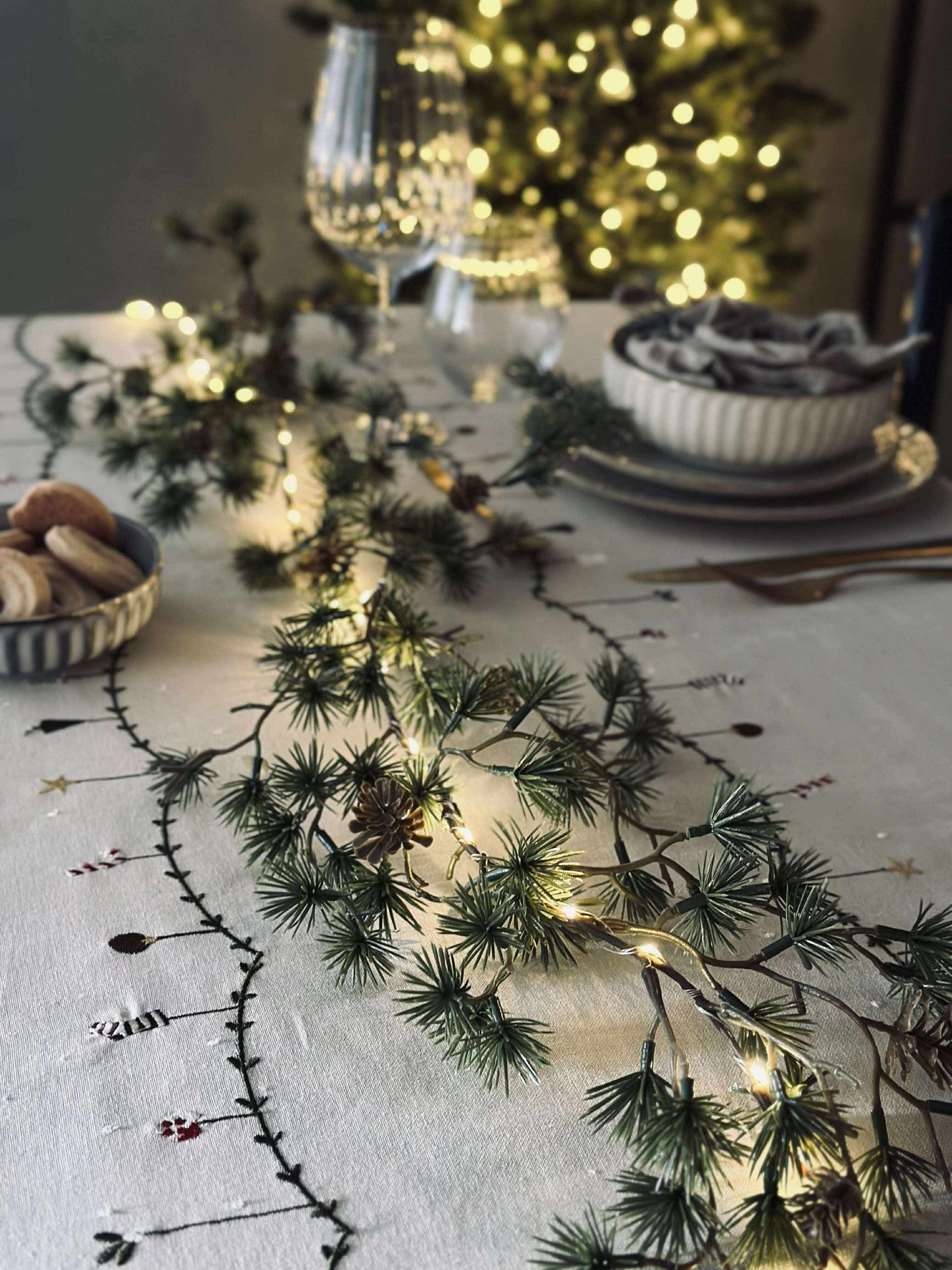 Lichterkette mit kleinen Zapfen