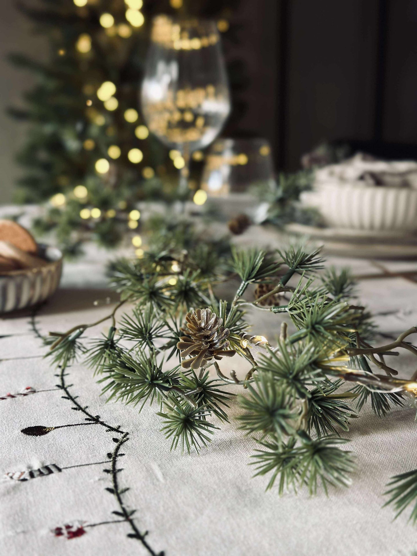 Lichterkette mit kleinen Zapfen