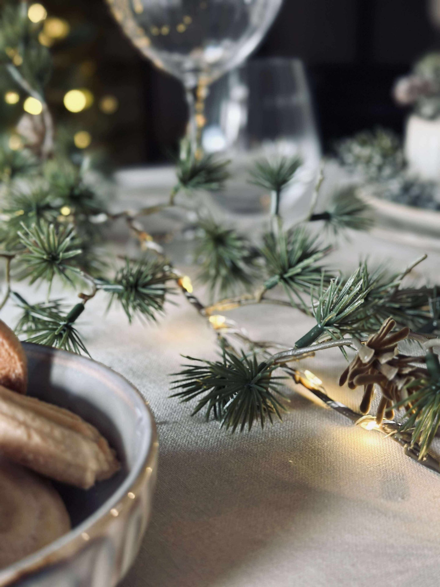 Lichterkette mit kleinen Zapfen