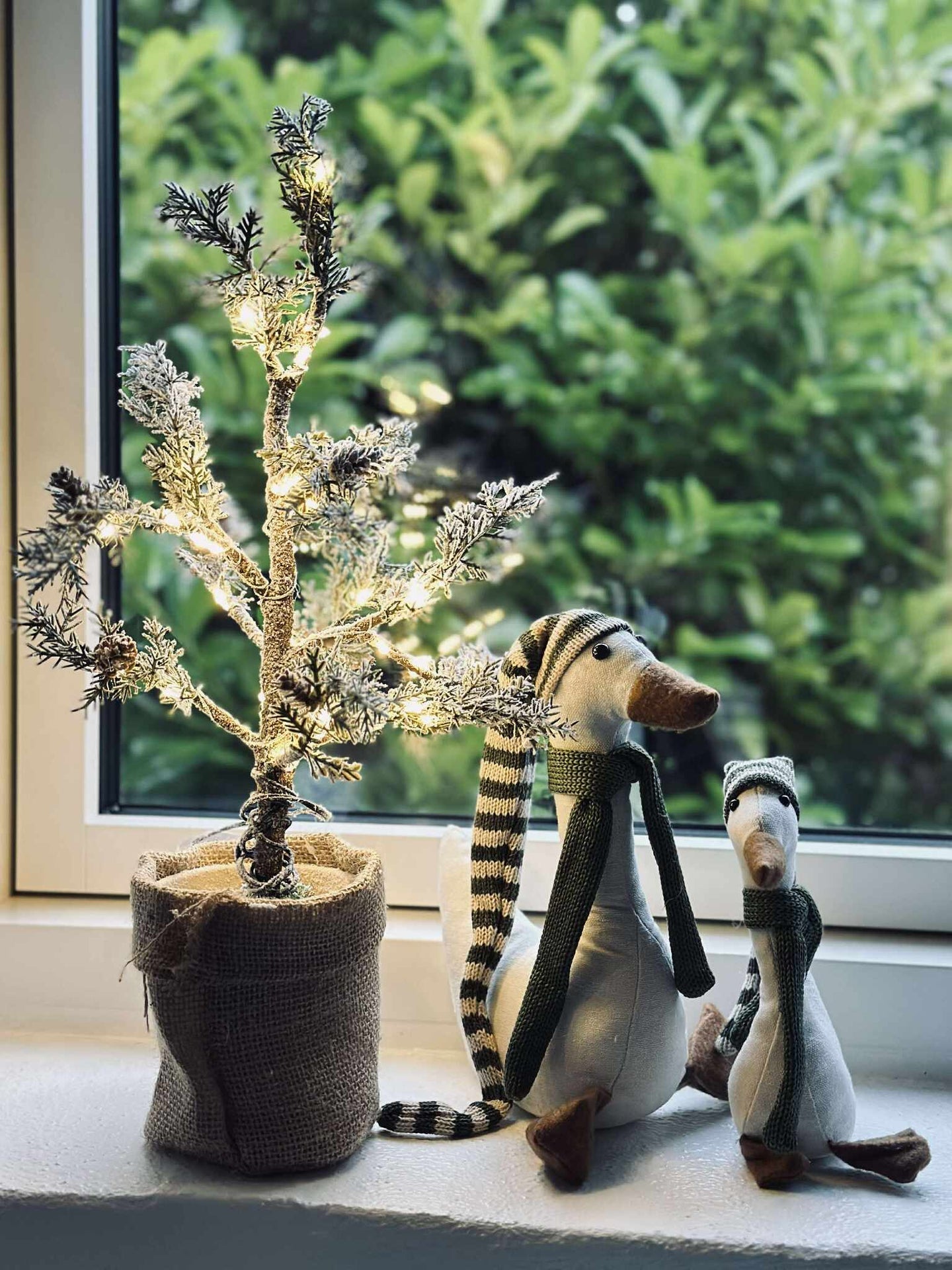 Baum mit Zapfen und Lichterkette