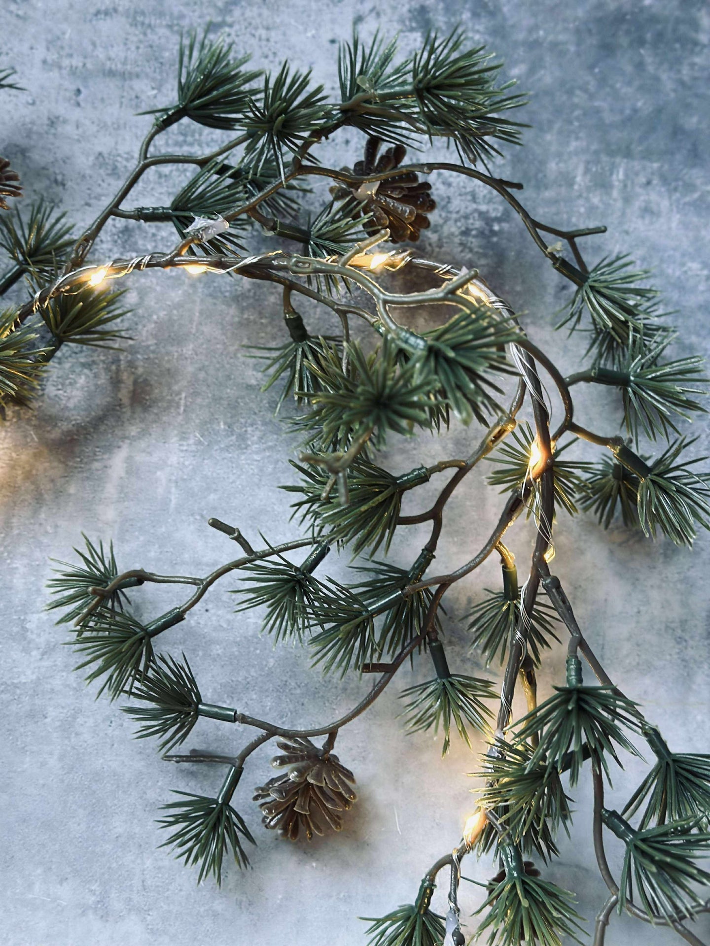 Lichterkette mit kleinen Zapfen