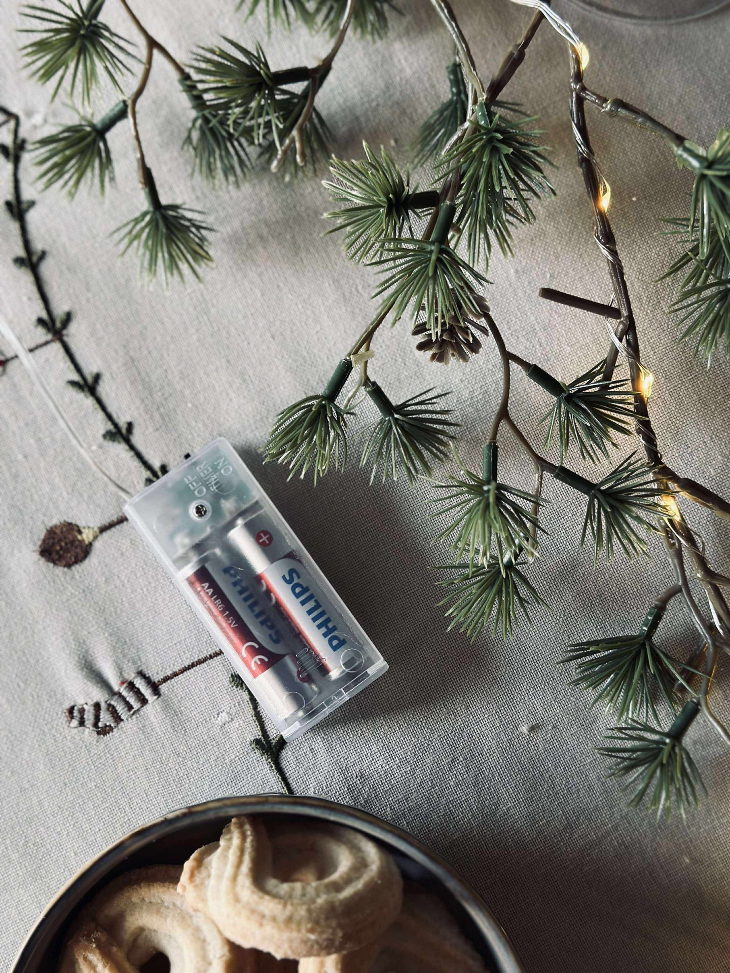 Lichterkette mit kleinen Zapfen