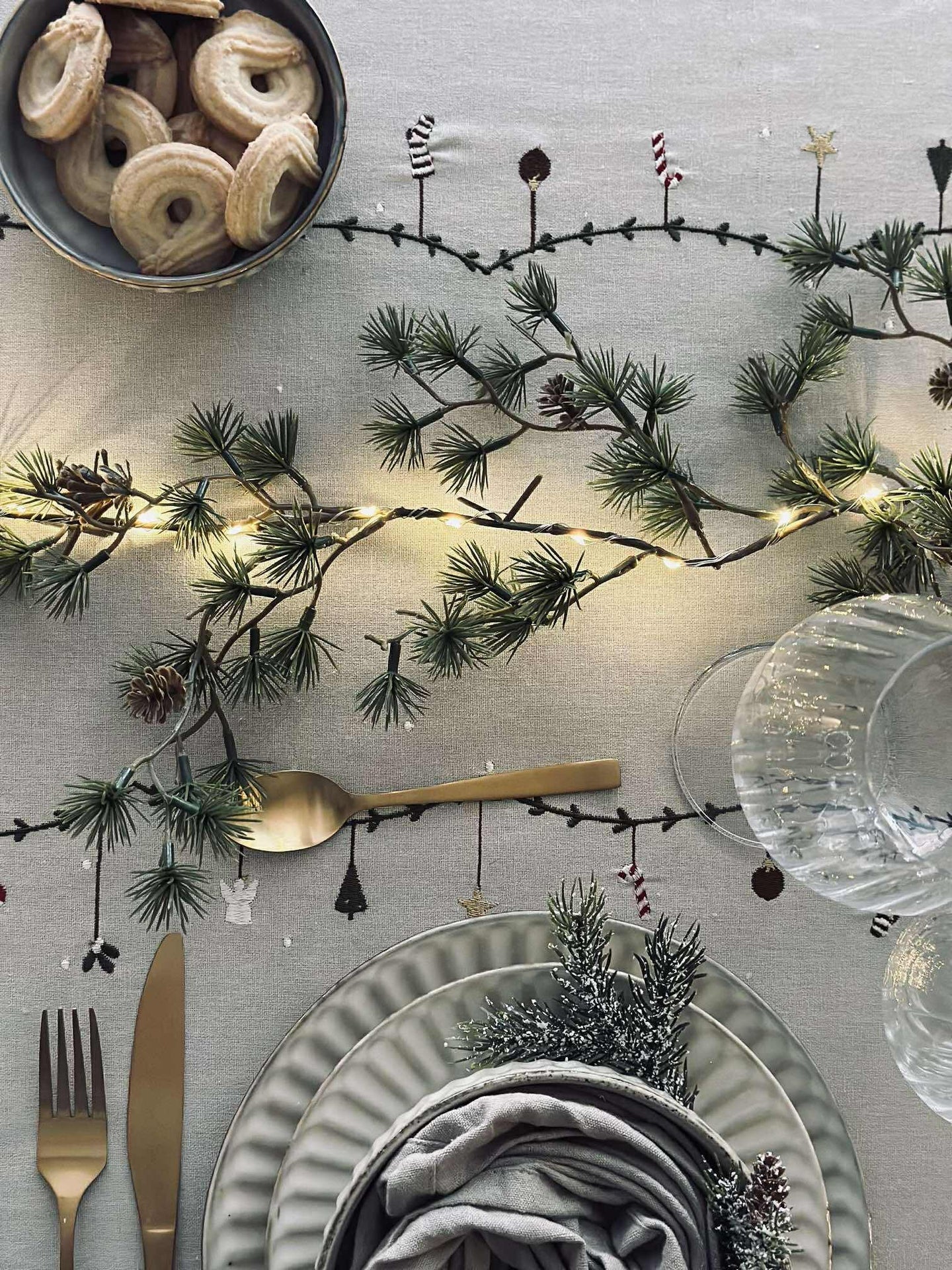 Lichterkette mit kleinen Zapfen