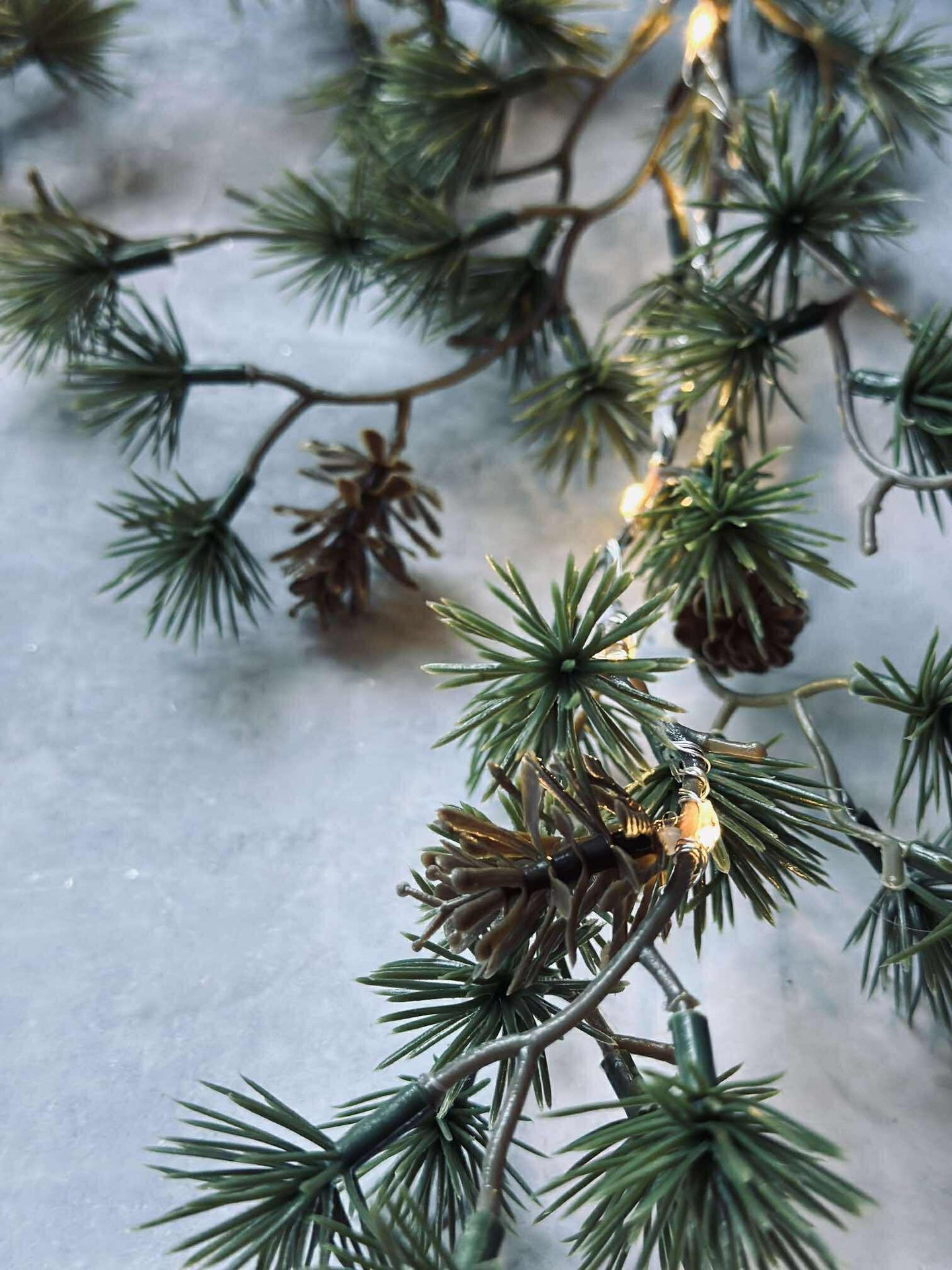 Lichterkette mit kleinen Zapfen