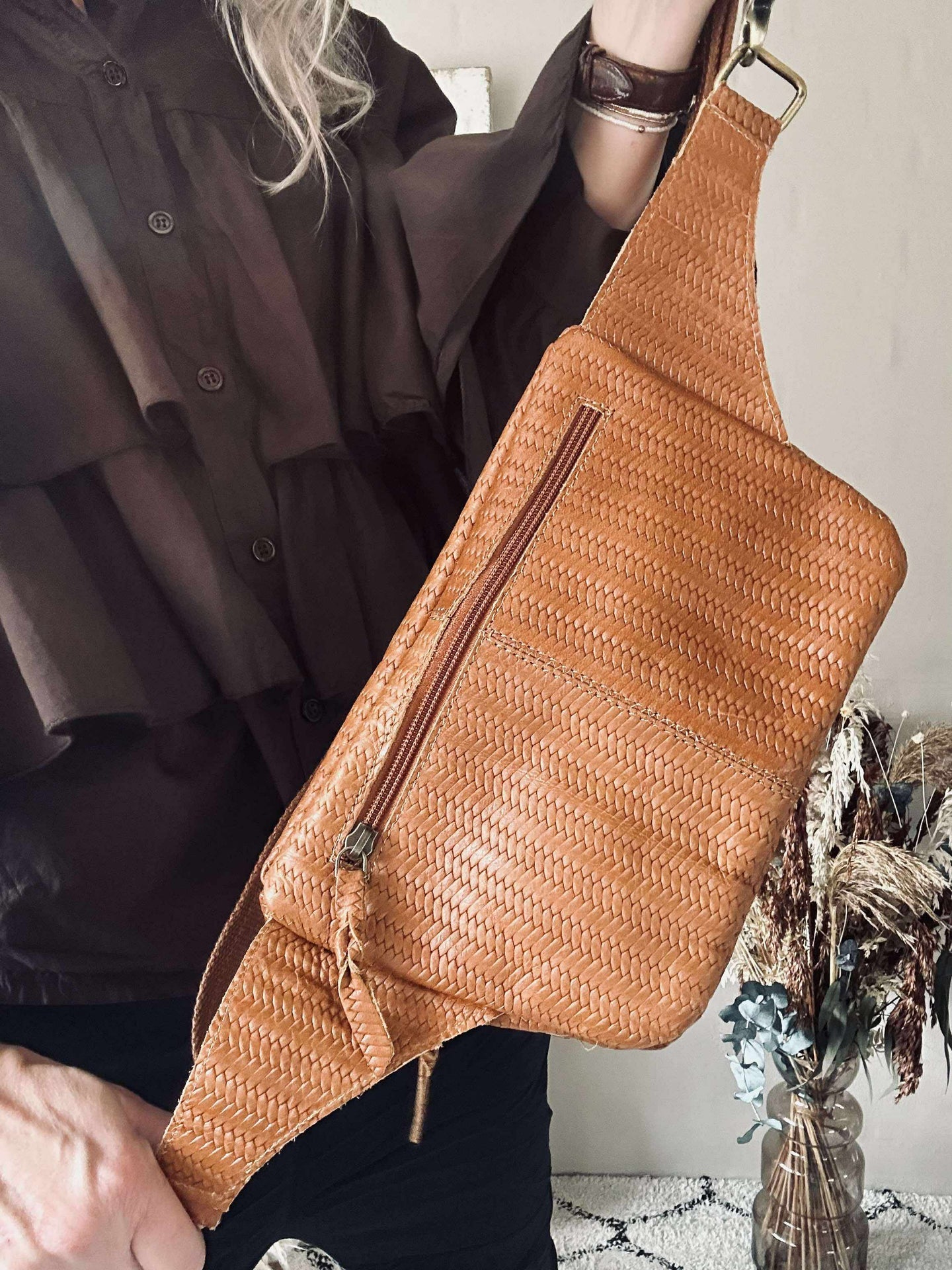 Gürteltasche Kaya - Cognac geflochten