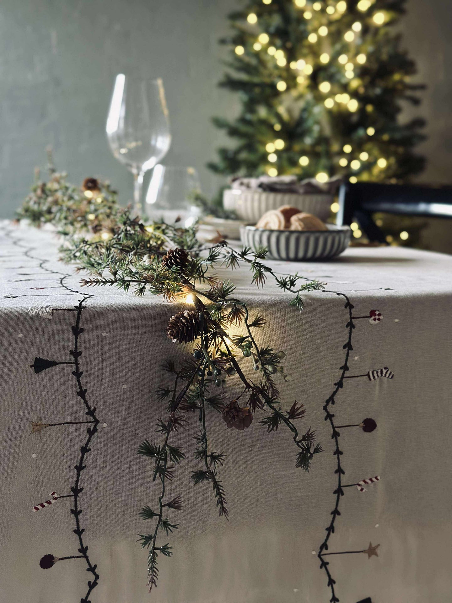 Lichterkette Zweig mit Kiefernzapfen - 150 cm