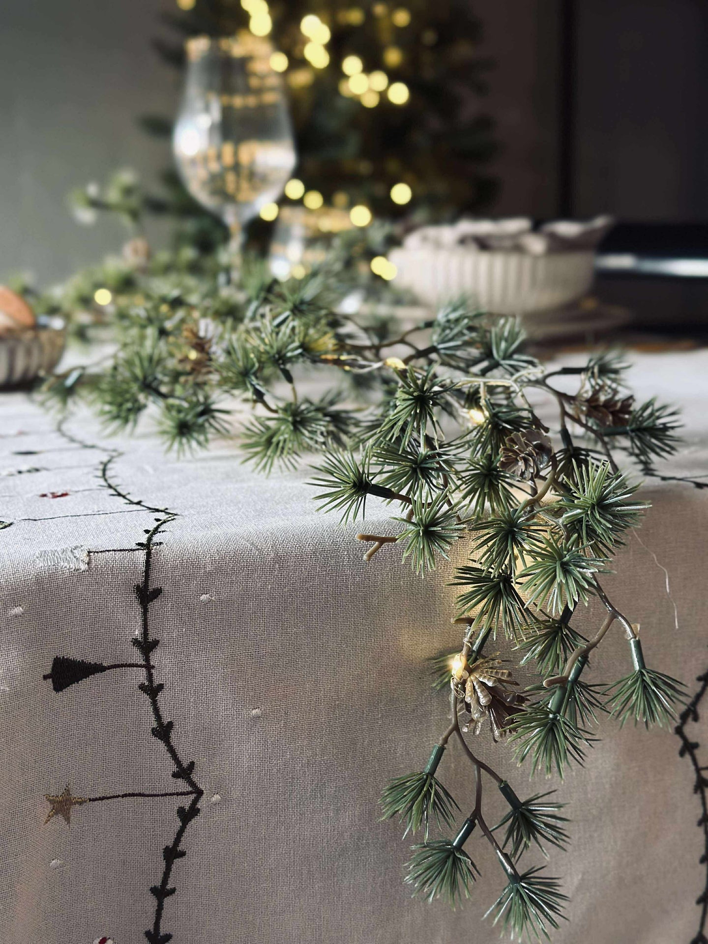 Lichterkette mit kleinen Zapfen
