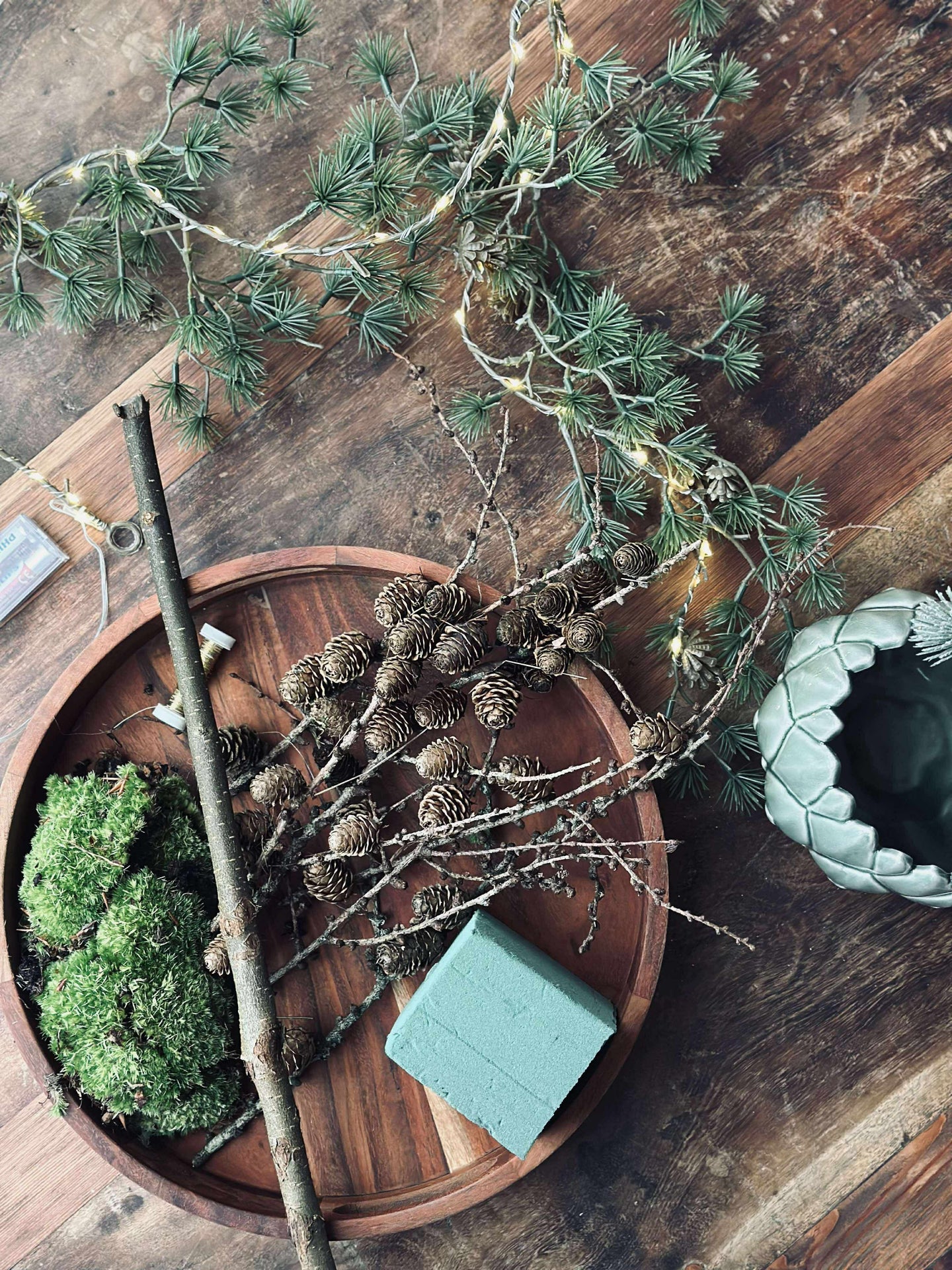 Lichterkette mit kleinen Zapfen