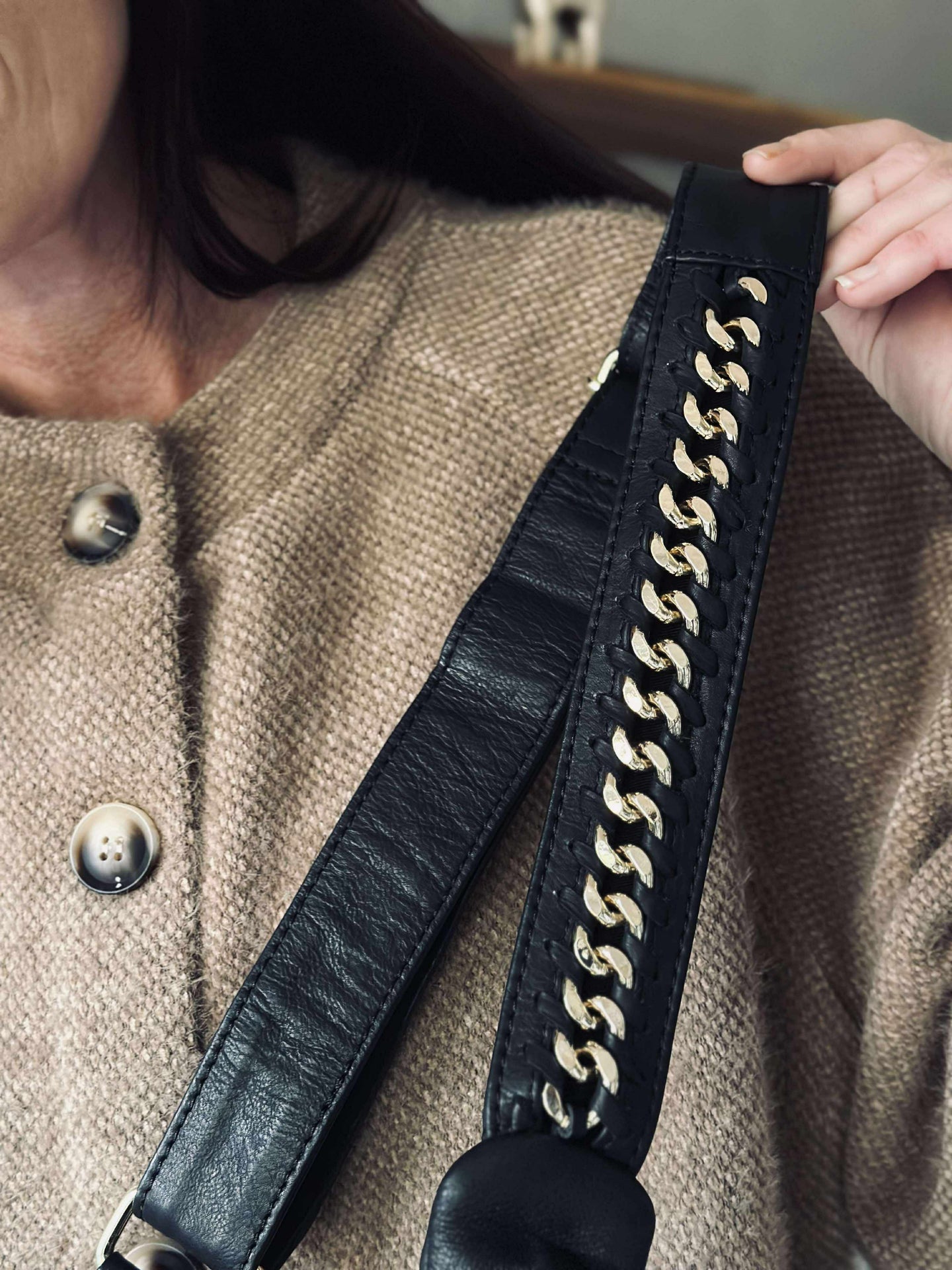 Gürteltasche mit goldener Kette am Riemen