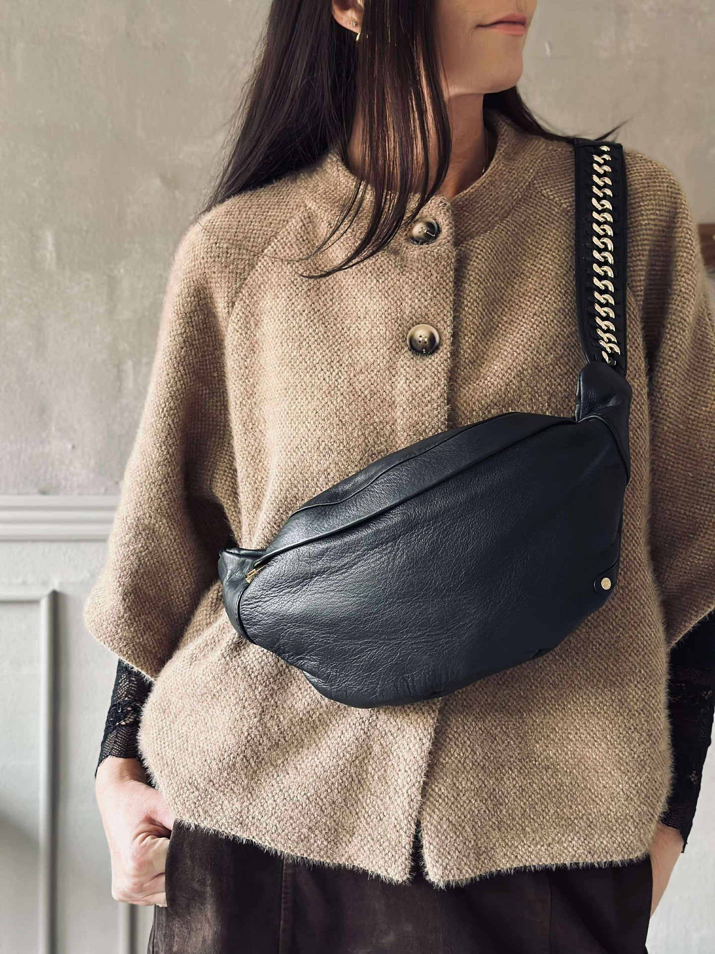 Gürteltasche mit goldener Kette am Riemen