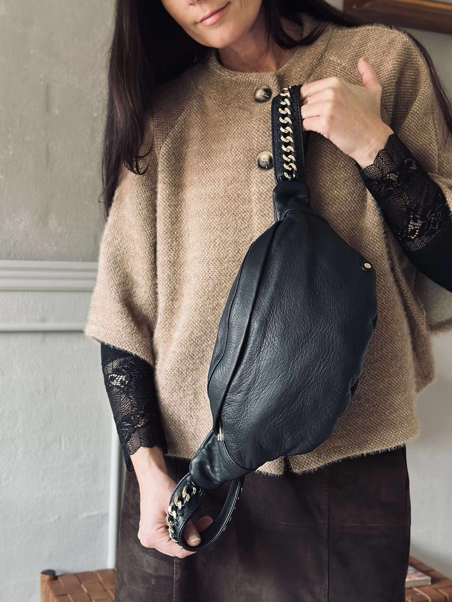 Gürteltasche mit goldener Kette am Riemen
