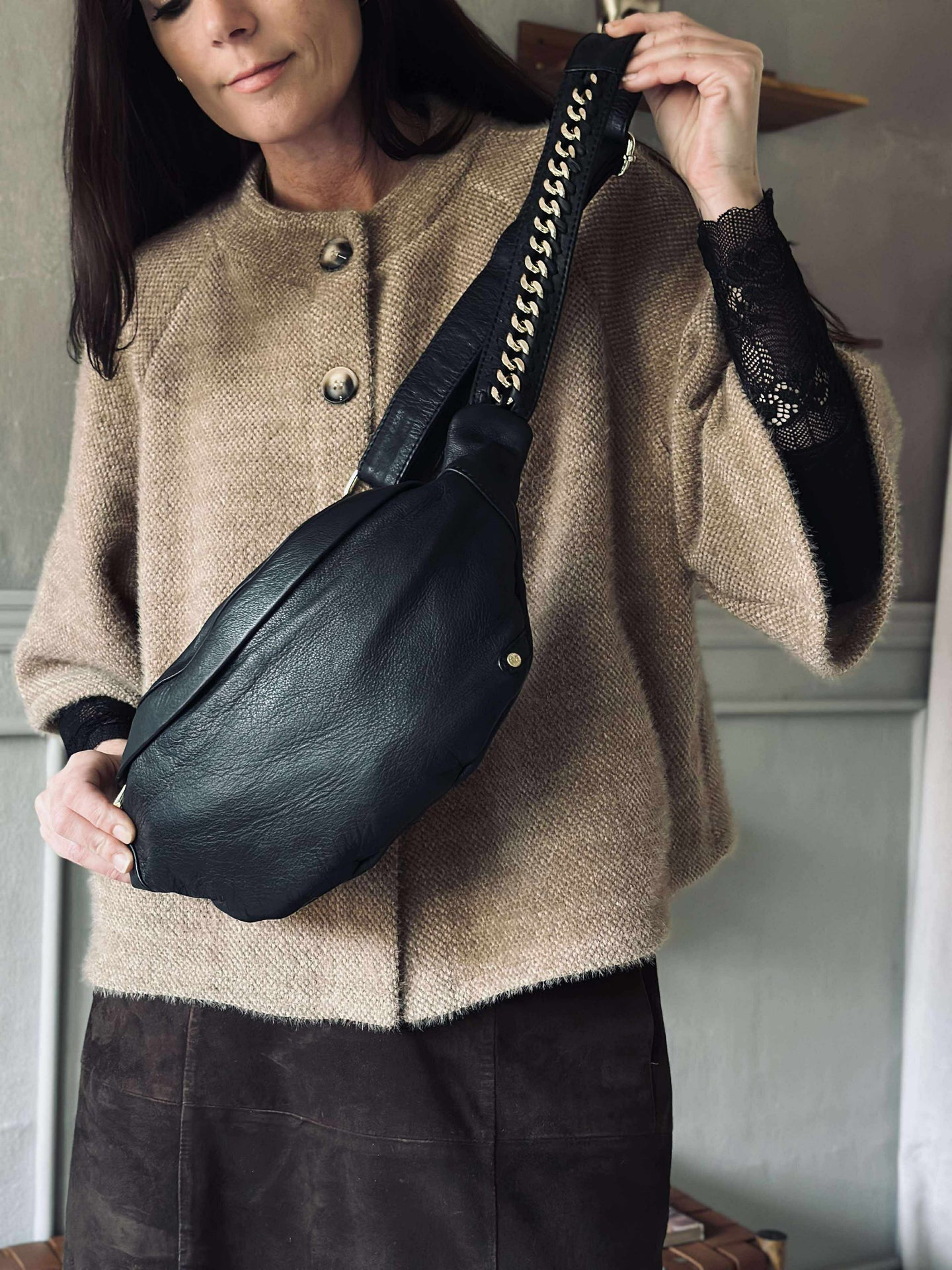 Gürteltasche mit goldener Kette am Riemen