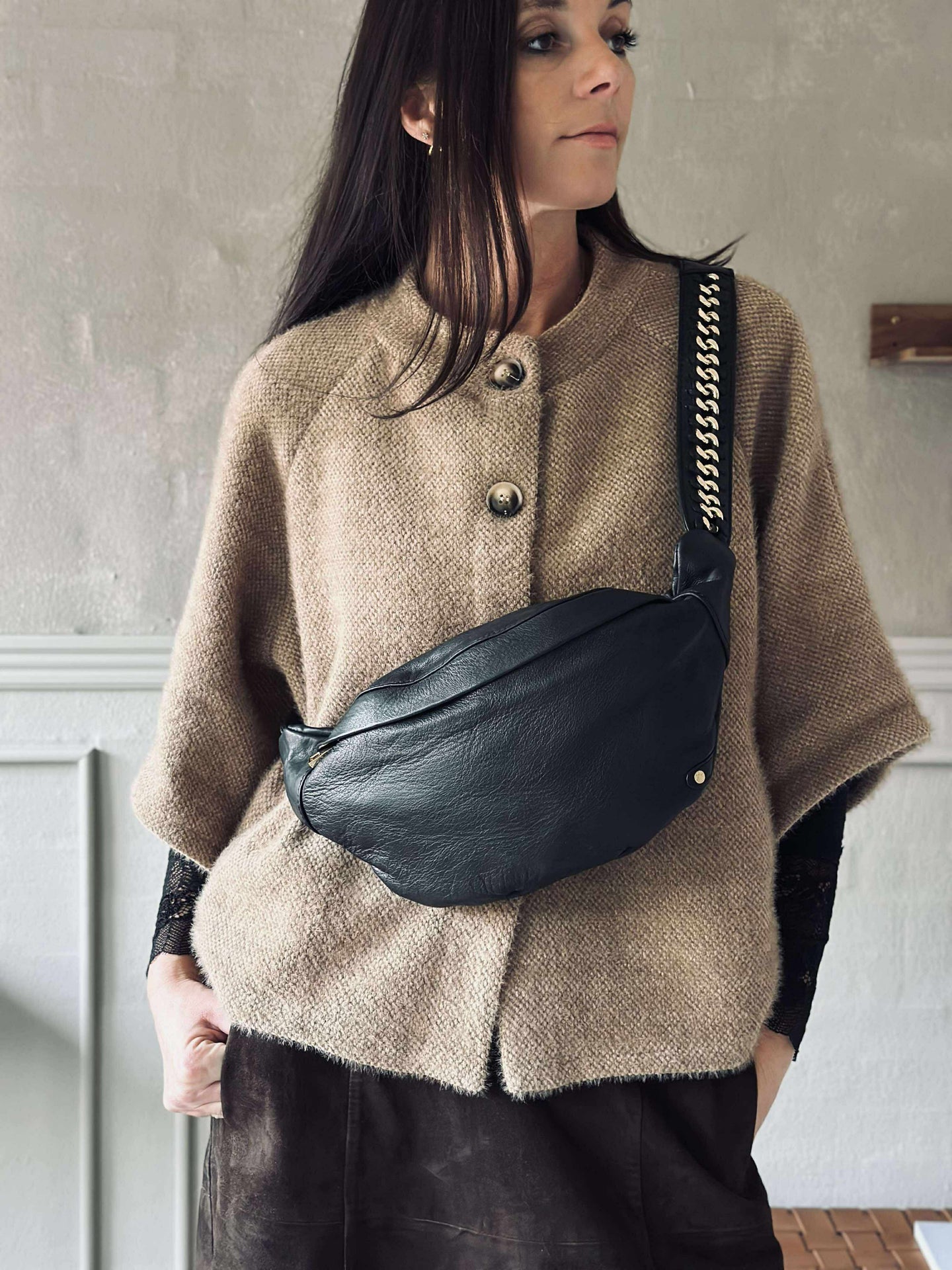 Gürteltasche mit goldener Kette am Riemen
