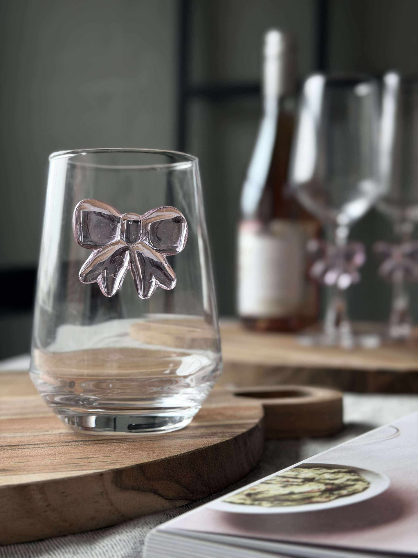 Glas mit Schleife