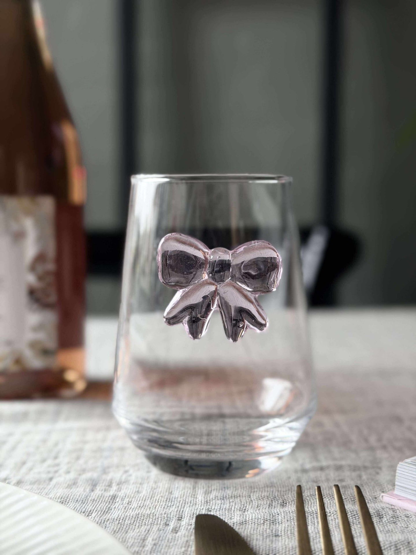 Glas mit Schleife
