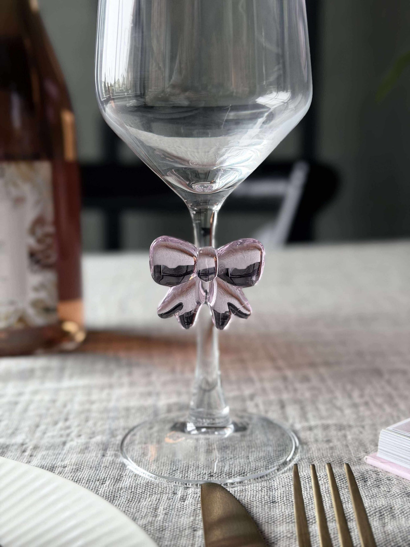 Glas mit Schleife