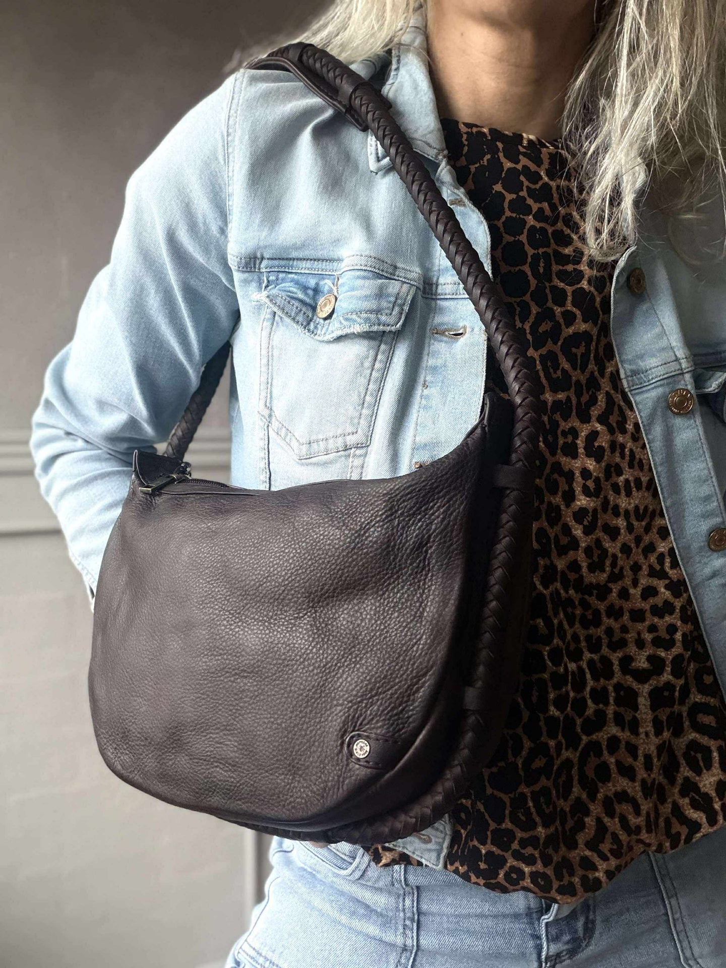Handtasche mit schönem geflochtenem Riemen - Braun