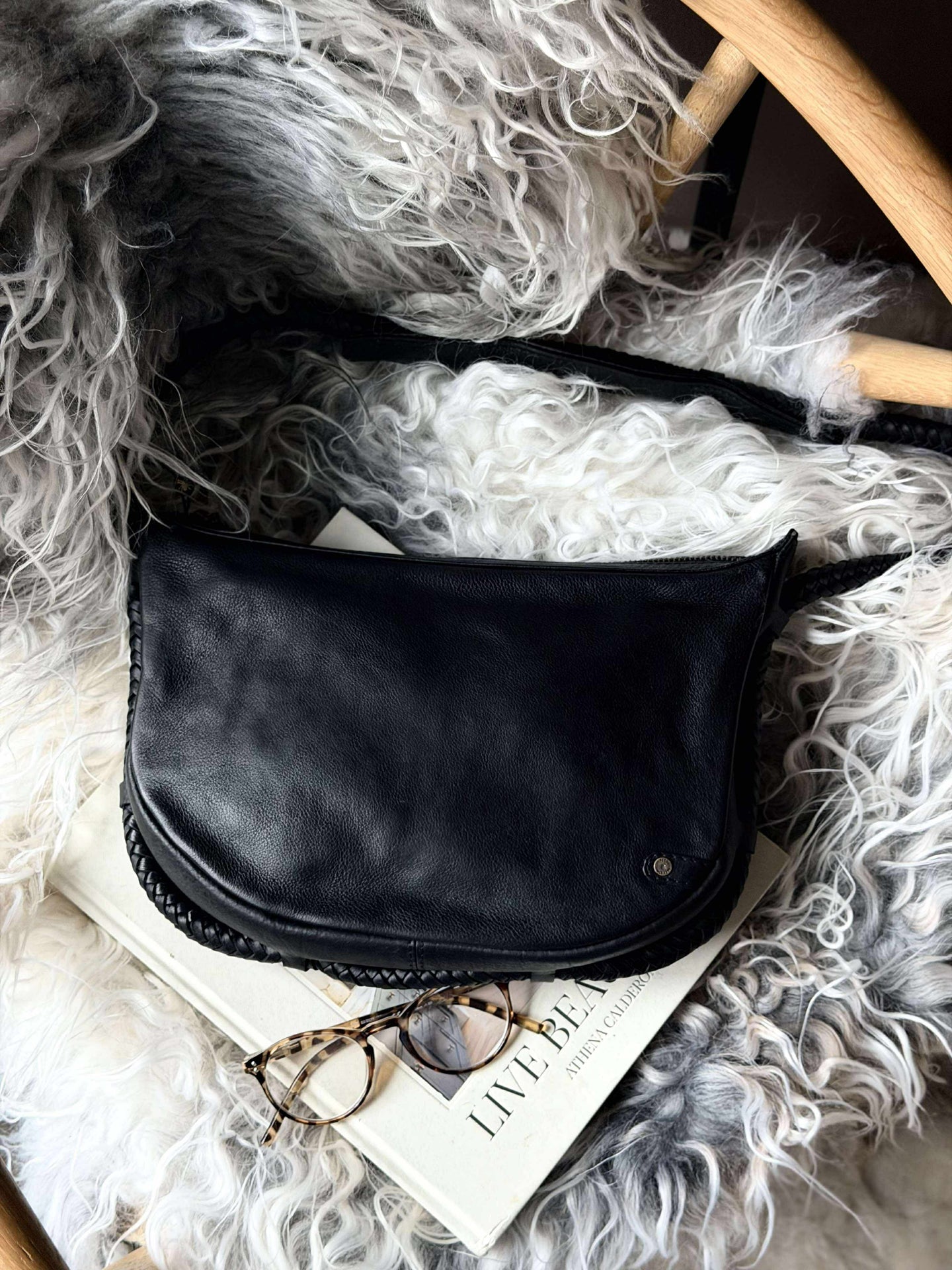 Handtasche mit schönem geflochtenem Riemen - Schwarz