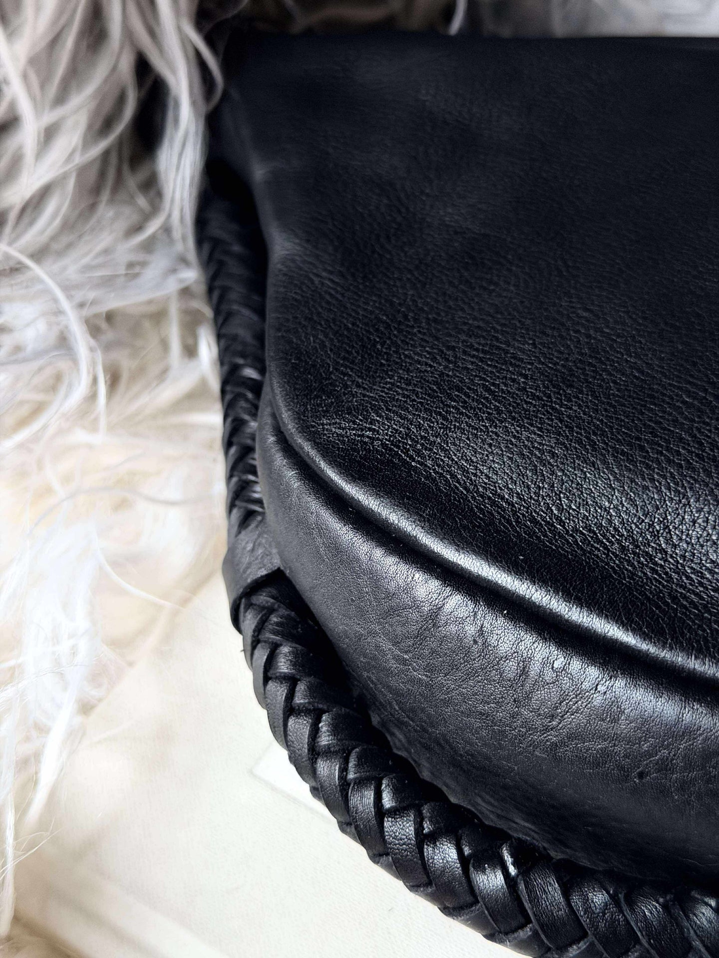Handtasche mit schönem geflochtenem Riemen - Schwarz