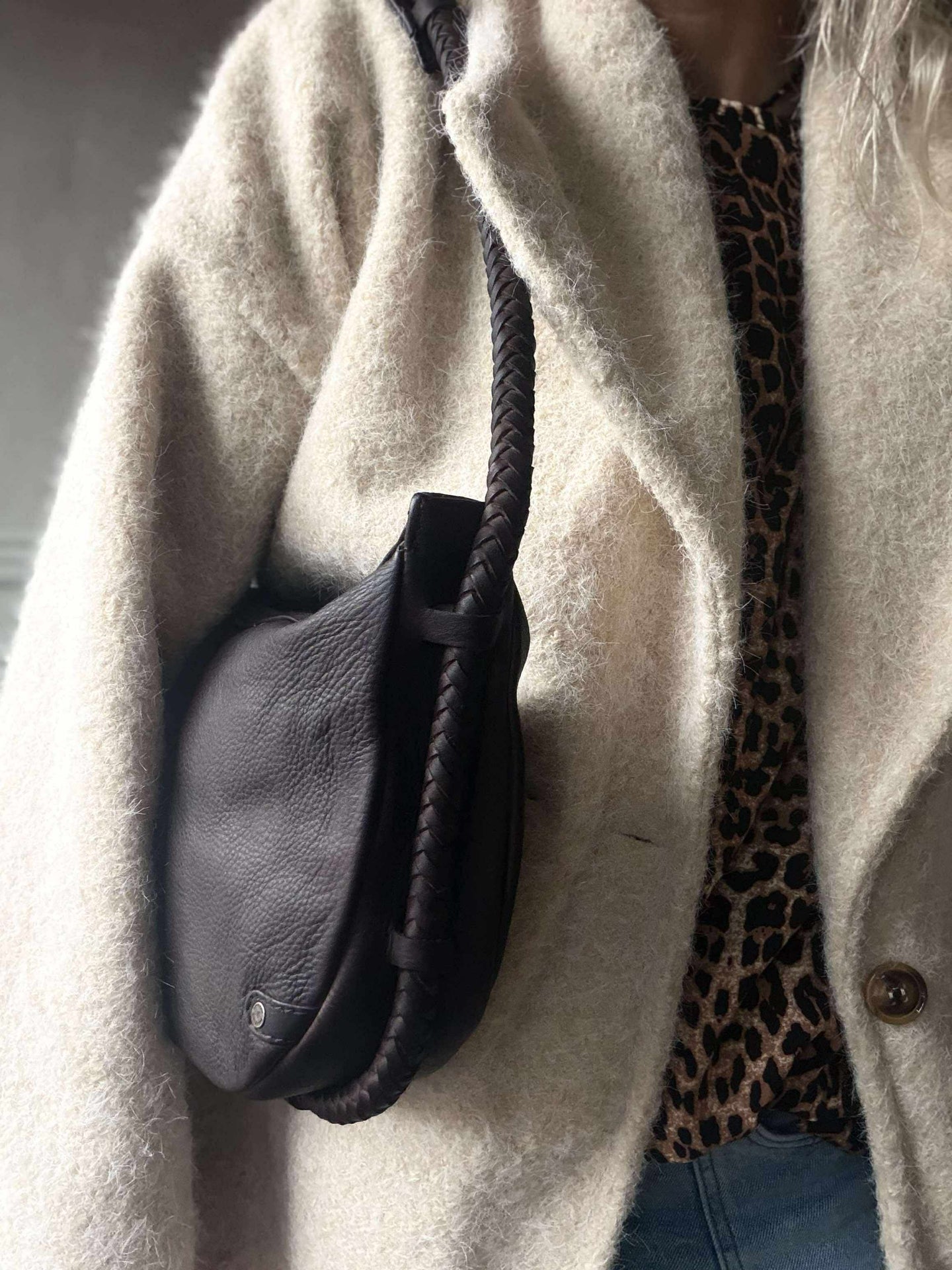 Handtasche mit schönem geflochtenem Riemen - Braun