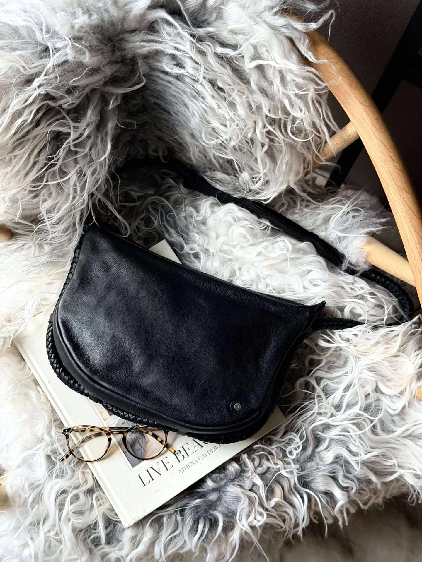 Handtasche mit schönem geflochtenem Riemen - Schwarz