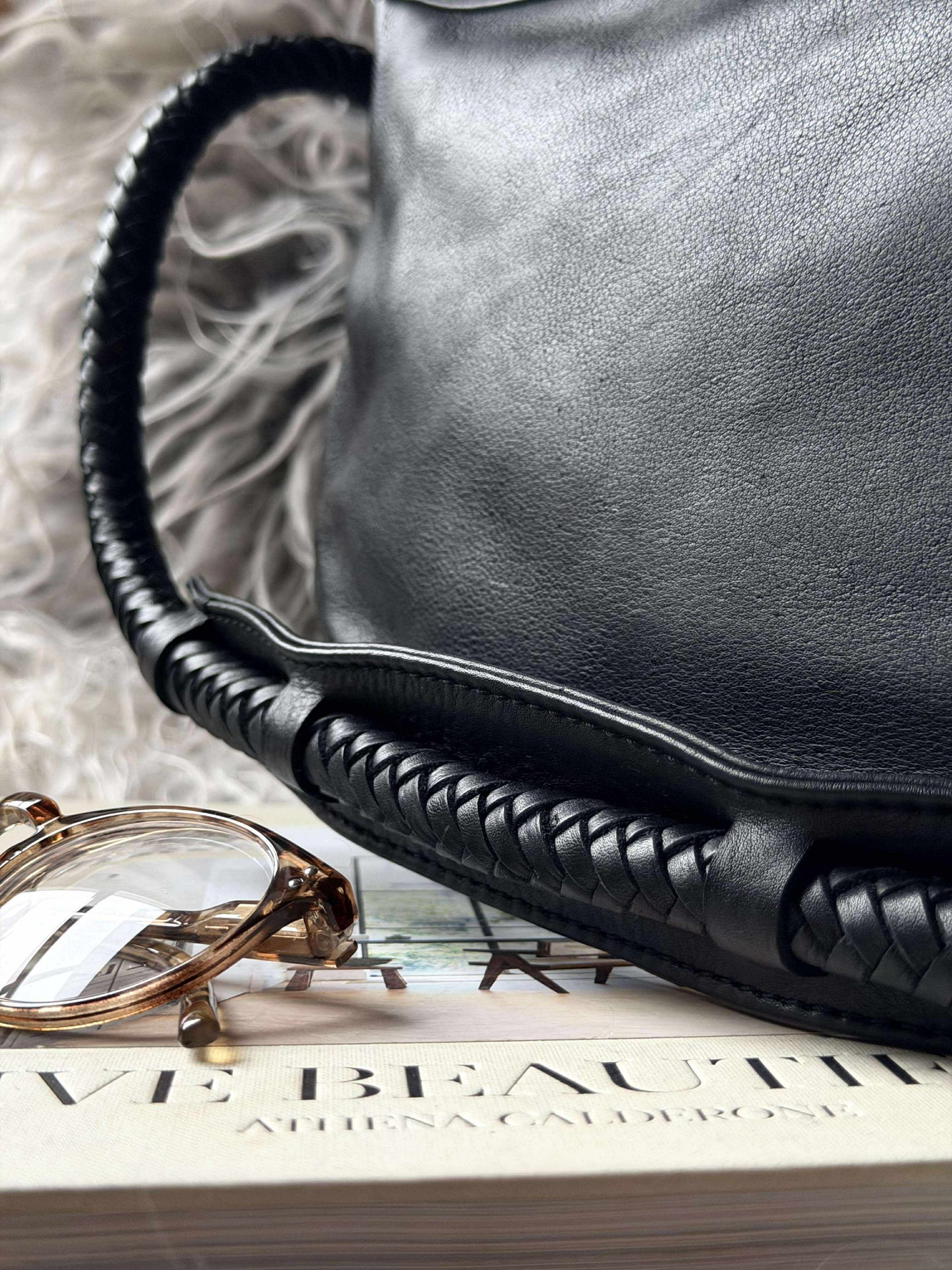 Handtasche mit schönem geflochtenem Riemen - Schwarz