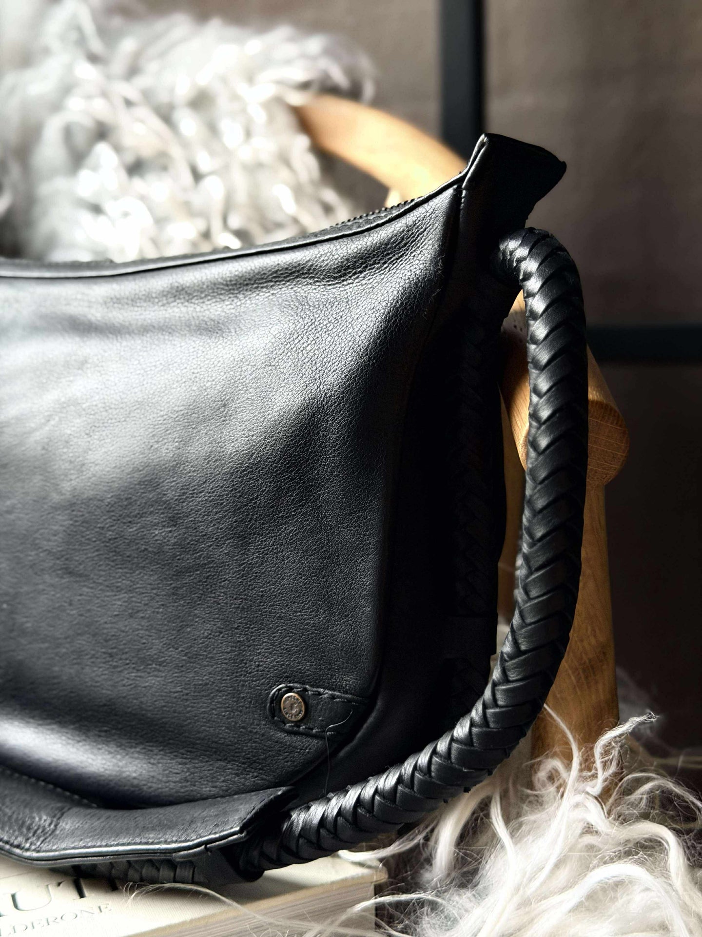 Handtasche mit schönem geflochtenem Riemen - Schwarz